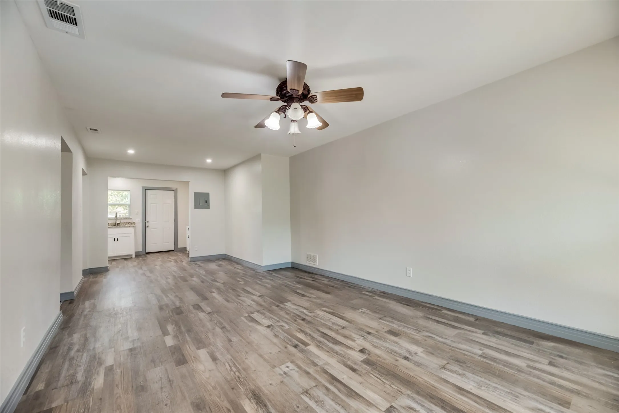 Duplex For Rent in Dallas County , 2210 Manor Street, Grand Prairie, Texas 75050, 3 Bedroom, 1 Bathroom, Garage spaces, 1,100 Sqft, built in 1953, mls#21322858, Real Estate Agent in Grand Prairie, Homes For Rent in Dallas county, Homes For Rent in Grand Prairie, Realtor in Grand Prairie Texas, Real Estate Brokerage Independent Realty Texas, Luminita Cordes Realtor