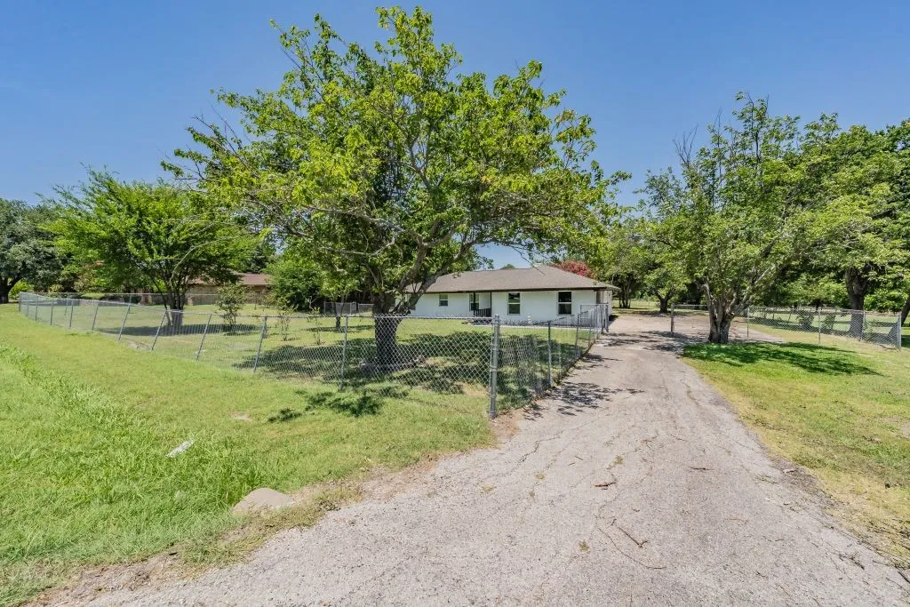 Single Family Residence For Sale in Dallas County , 114 Wagon Wheel Lane, Wylie, Texas 75098, 3 Bedroom, 2 Bathroom, 1 Garage spaces, 1,498 Sqft, built in 1979, mls#21322539, Real Estate Agent in Wylie, Homes For Sale in Dallas county, Homes For Sale in Wylie, Realtor in Wylie Texas, Real Estate Brokerage Independent Realty Texas, Luminita Cordes Realtor