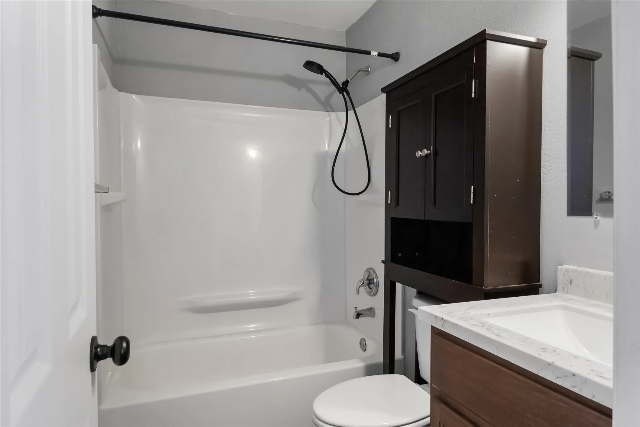 Guest quarters full bath