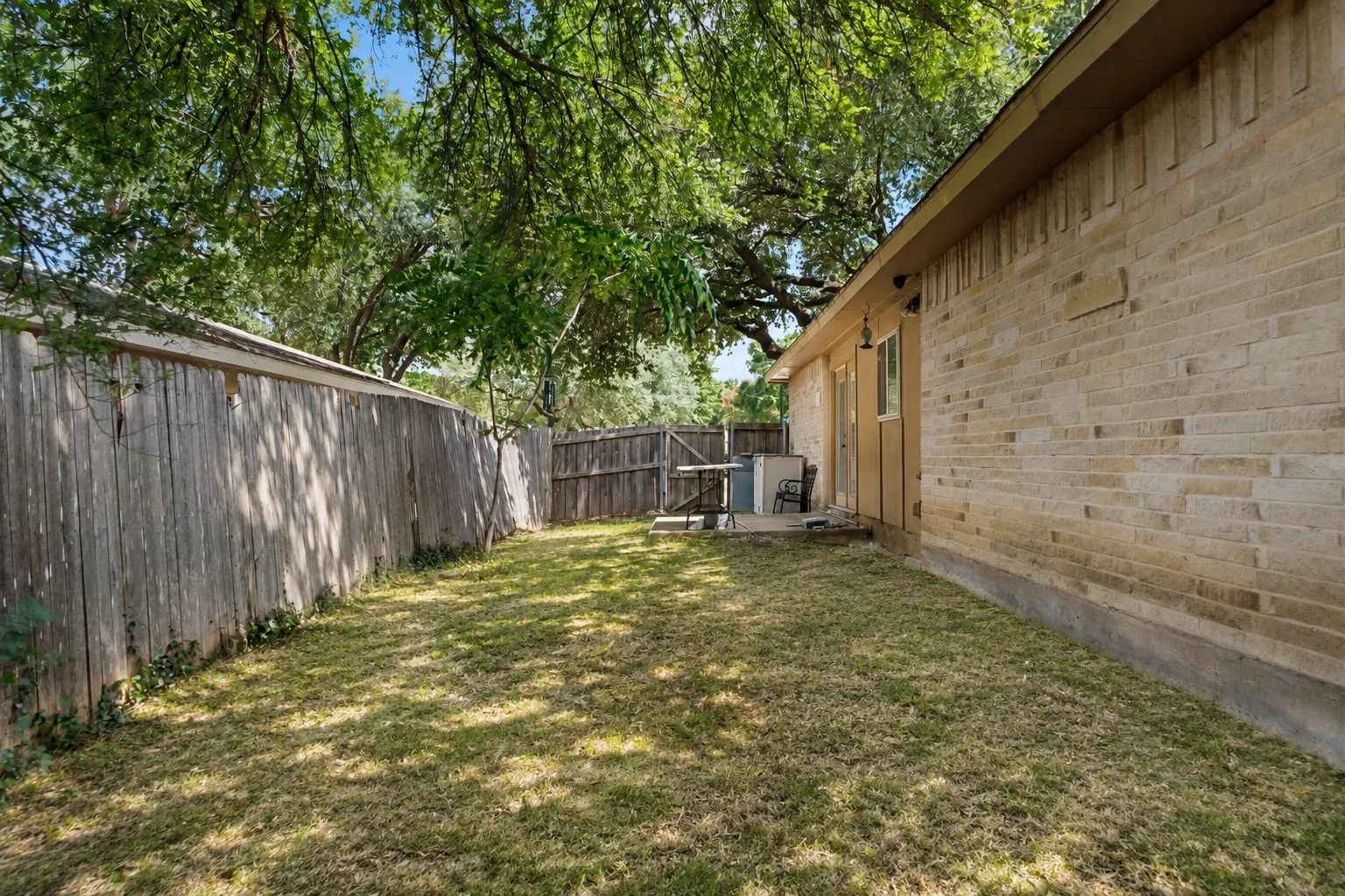 Single Family Residence For Sale in Dallas County , 4129 Salem Drive, Garland, Texas 75043, 6 Bedroom, 4 Bathroom, 2 Garage spaces, 2,566 Sqft, built in 1972, mls#21321226, Real Estate Agent in Garland, Homes For Sale in Dallas county, Homes For Sale in Garland, Realtor in Garland Texas, Real Estate Brokerage Independent Realty Texas, Luminita Cordes Realtor