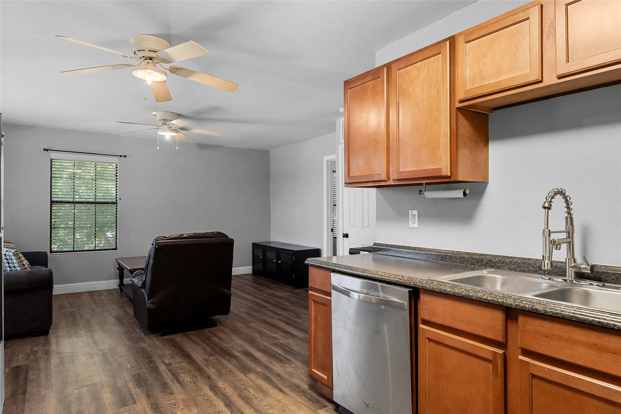 Single Family Residence For Sale in Dallas County , 4129 Salem Drive, Garland, Texas 75043, 6 Bedroom, 4 Bathroom, 2 Garage spaces, 2,566 Sqft, built in 1972, mls#21321226, Real Estate Agent in Garland, Homes For Sale in Dallas county, Homes For Sale in Garland, Realtor in Garland Texas, Real Estate Brokerage Independent Realty Texas, Luminita Cordes Realtor