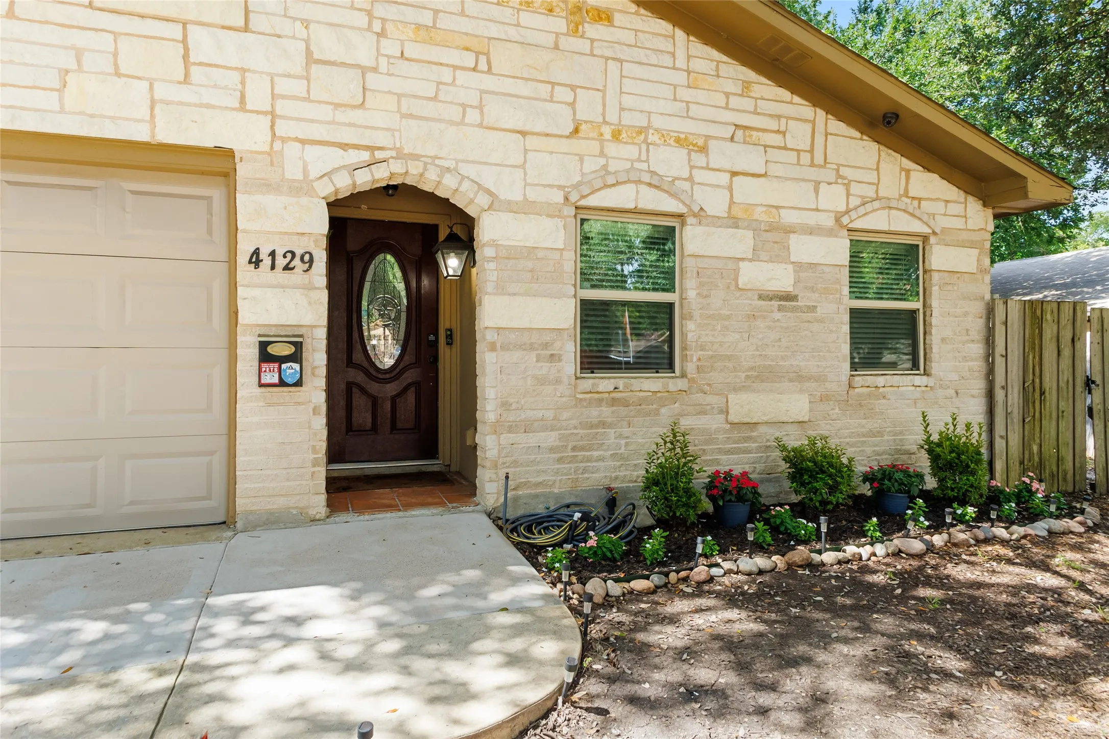 Single Family Residence For Sale in Dallas County , 4129 Salem Drive, Garland, Texas 75043, 6 Bedroom, 4 Bathroom, 2 Garage spaces, 2,566 Sqft, built in 1972, mls#21321226, Real Estate Agent in Garland, Homes For Sale in Dallas county, Homes For Sale in Garland, Realtor in Garland Texas, Real Estate Brokerage Independent Realty Texas, Luminita Cordes Realtor