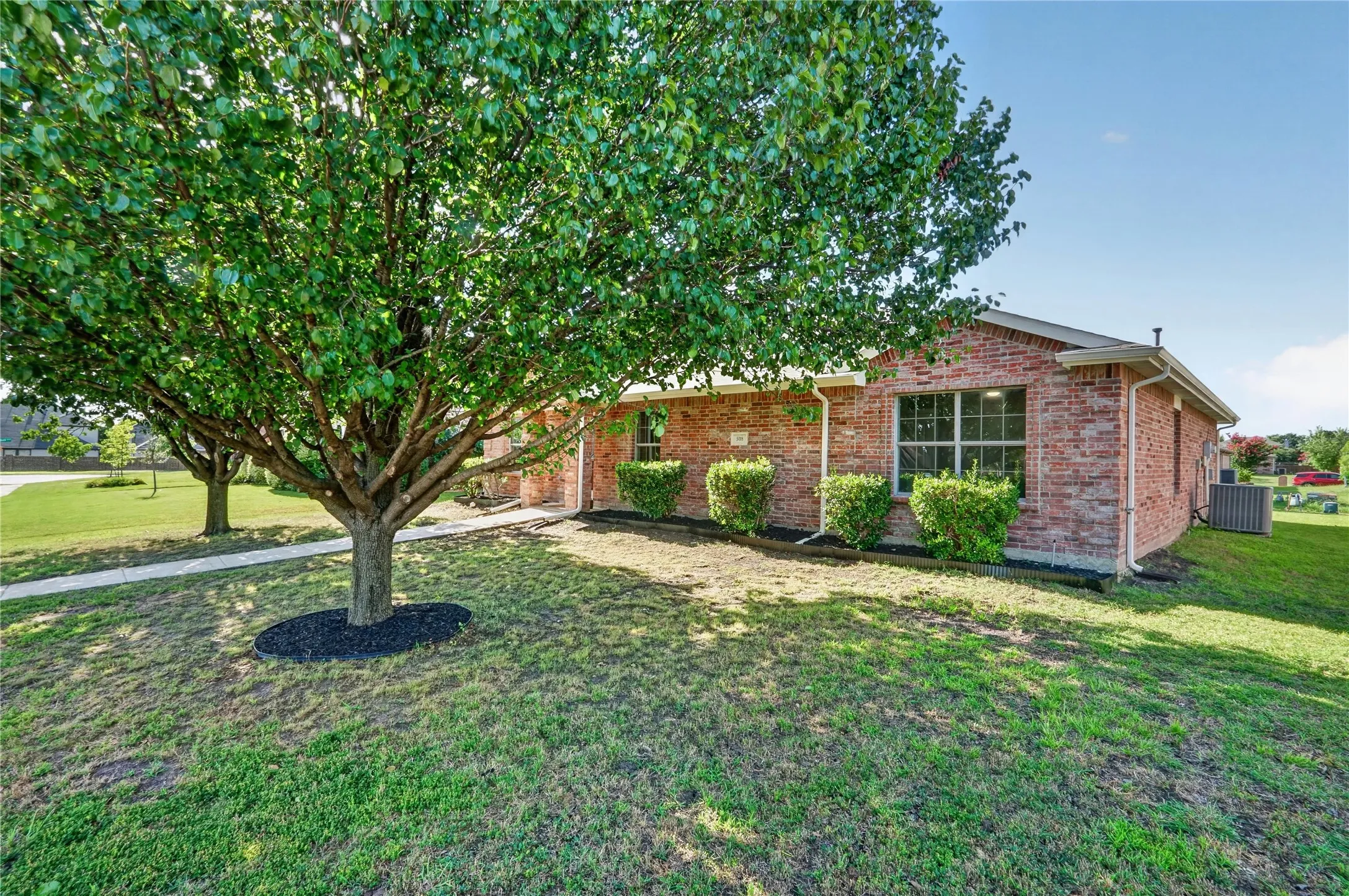 Single Family Residence For Sale in Rockwall County , 508 Ame Lane, Royse City, Texas 75189, 4 Bedroom, 2 Bathroom, 2 Garage spaces, 1,720 Sqft, built in 2006, mls#21322904, Real Estate Agent in Royse City, Homes For Sale in Rockwall county, Homes For Sale in Royse City, Realtor in Royse City Texas, Real Estate Brokerage Independent Realty Texas, Luminita Cordes Realtor