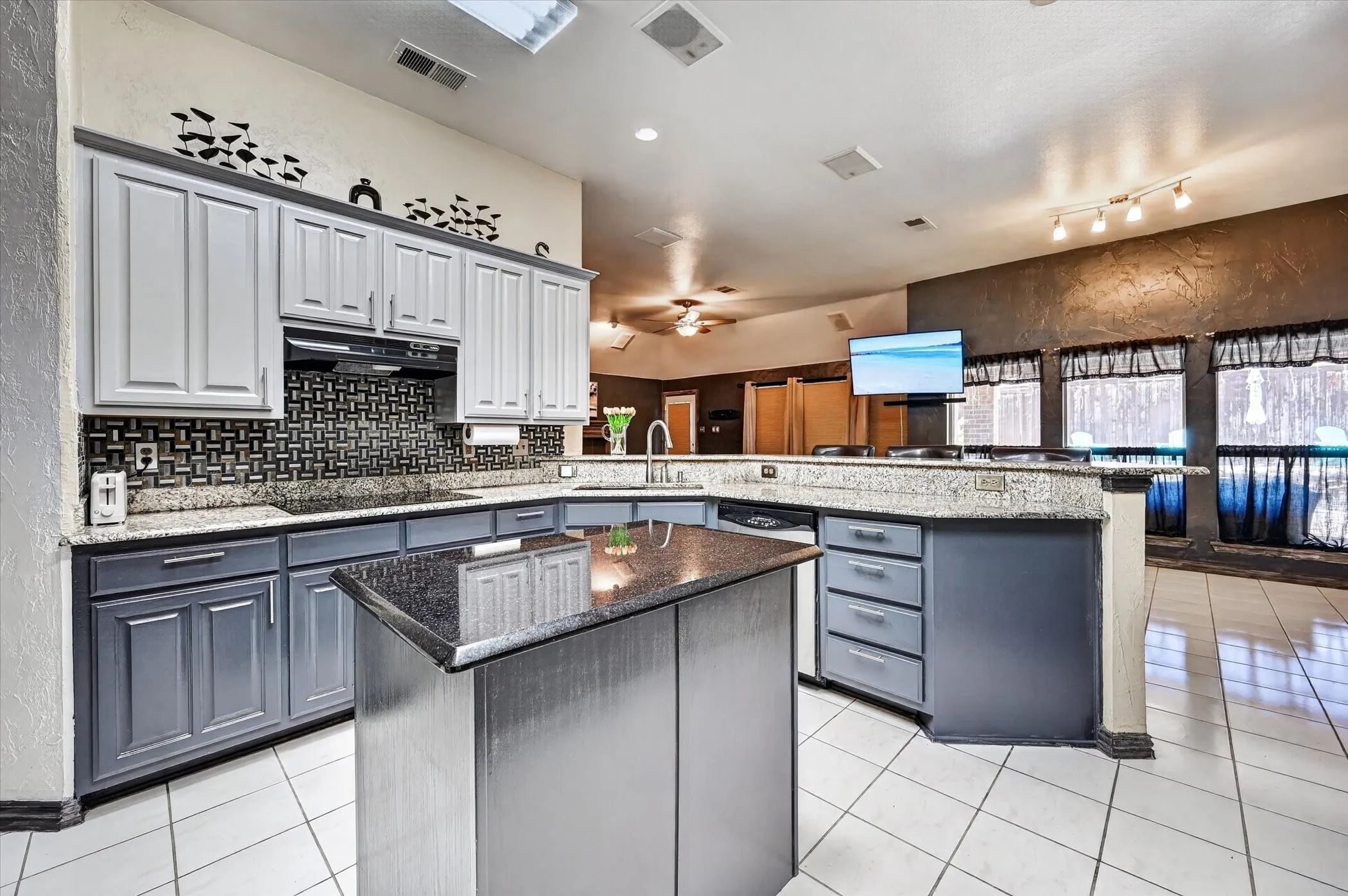 Single Family Residence For Sale in Denton County , 6001 Rock Cove, Flower Mound, Texas 75028, 3 Bedroom, 3 Bathroom, 3 Garage spaces, 2,402 Sqft, built in 1998, mls#21315879, Real Estate Agent in Flower Mound, Homes For Sale in Denton county, Homes For Sale in Flower Mound, Realtor in Flower Mound Texas, Real Estate Brokerage Independent Realty Texas, Luminita Cordes Realtor