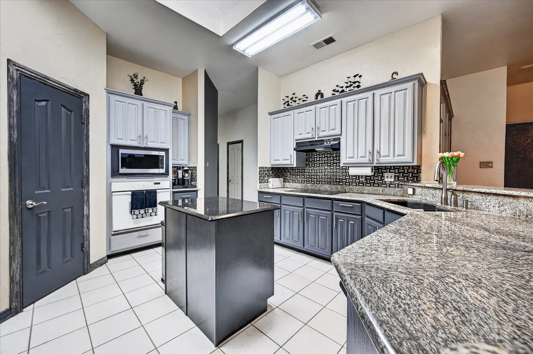 Single Family Residence For Sale in Denton County , 6001 Rock Cove, Flower Mound, Texas 75028, 3 Bedroom, 3 Bathroom, 3 Garage spaces, 2,402 Sqft, built in 1998, mls#21315879, Real Estate Agent in Flower Mound, Homes For Sale in Denton county, Homes For Sale in Flower Mound, Realtor in Flower Mound Texas, Real Estate Brokerage Independent Realty Texas, Luminita Cordes Realtor