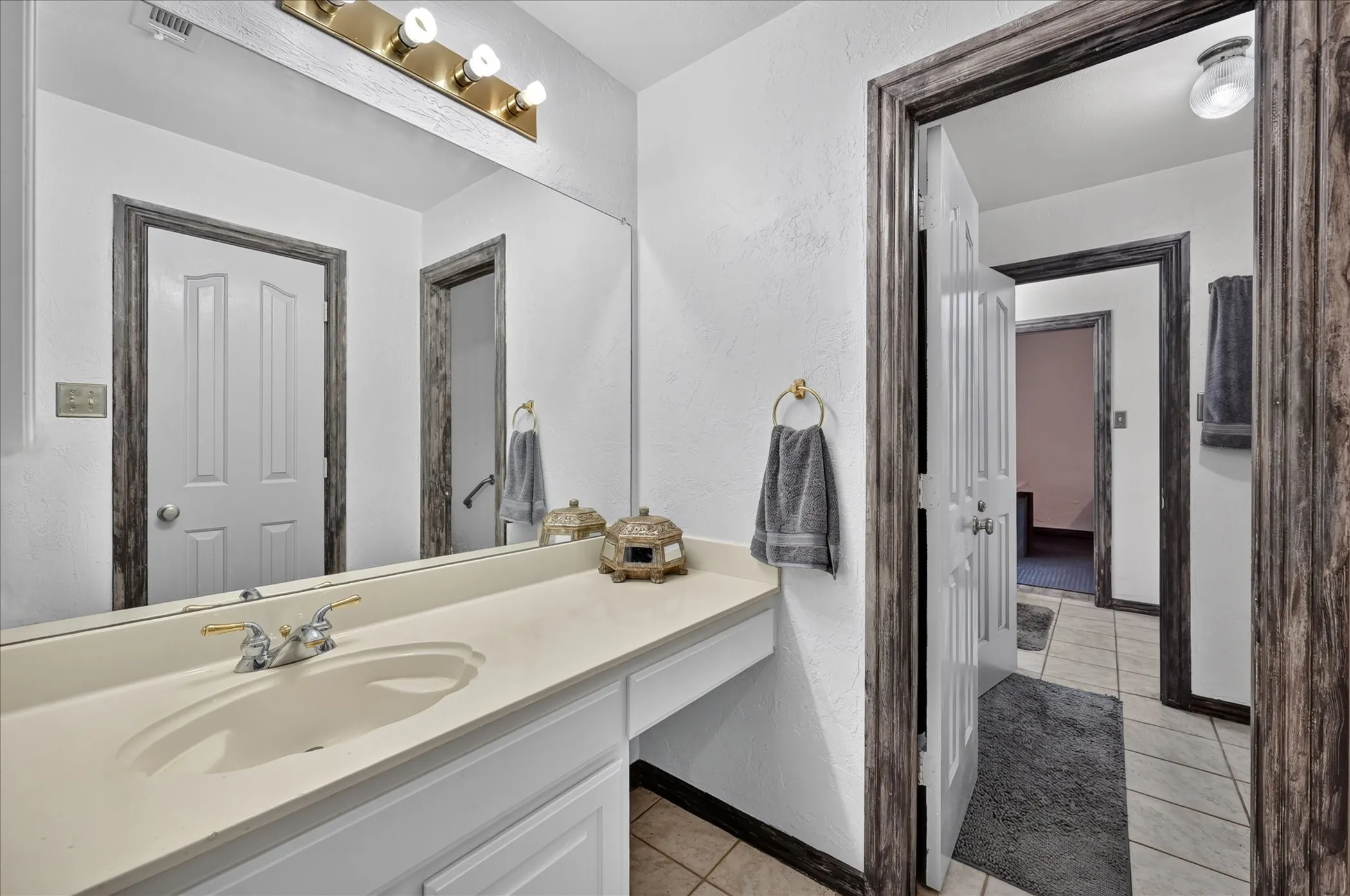 Single Family Residence For Sale in Denton County , 6001 Rock Cove, Flower Mound, Texas 75028, 3 Bedroom, 3 Bathroom, 3 Garage spaces, 2,402 Sqft, built in 1998, mls#21315879, Real Estate Agent in Flower Mound, Homes For Sale in Denton county, Homes For Sale in Flower Mound, Realtor in Flower Mound Texas, Real Estate Brokerage Independent Realty Texas, Luminita Cordes Realtor
