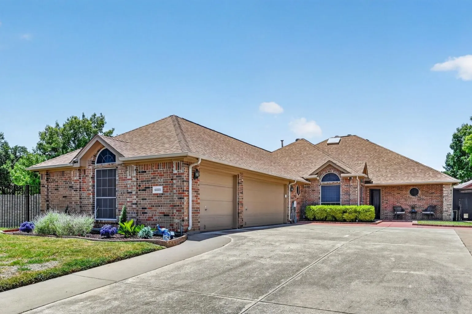 Single Family Residence For Sale in Denton County , 6001 Rock Cove, Flower Mound, Texas 75028, 3 Bedroom, 3 Bathroom, 3 Garage spaces, 2,402 Sqft, built in 1998, mls#21315879, Real Estate Agent in Flower Mound, Homes For Sale in Denton county, Homes For Sale in Flower Mound, Realtor in Flower Mound Texas, Real Estate Brokerage Independent Realty Texas, Luminita Cordes Realtor