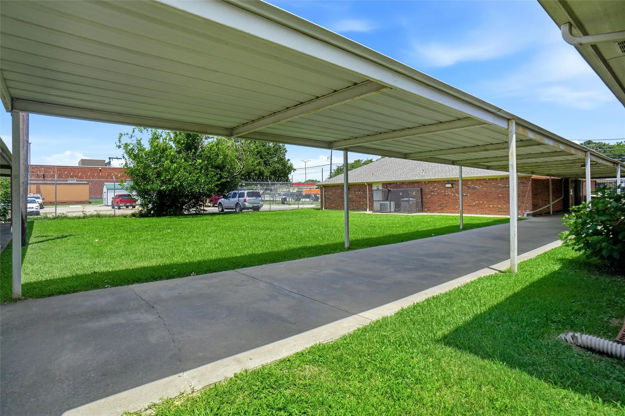 Office For Rent in Dallas County , 8202 Elam Road, Dallas, Texas 75217, 0, 0, Garage spaces, 1,044 Sqft, built in 1991, mls#21314303, Real Estate Agent in Dallas, Homes For Rent in Dallas county, Homes For Rent in Dallas, Realtor in Dallas Texas, Real Estate Brokerage Independent Realty Texas, Luminita Cordes Realtor