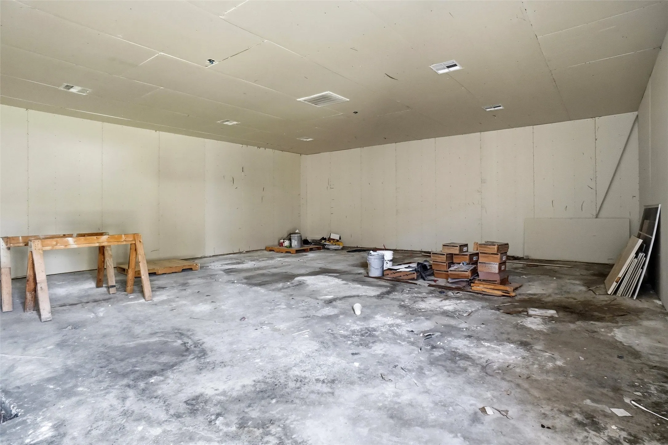 Office For Rent in Dallas County , 8202 Elam Road, Dallas, Texas 75217, 0, 0, Garage spaces, 1,044 Sqft, built in 1991, mls#21314303, Real Estate Agent in Dallas, Homes For Rent in Dallas county, Homes For Rent in Dallas, Realtor in Dallas Texas, Real Estate Brokerage Independent Realty Texas, Luminita Cordes Realtor