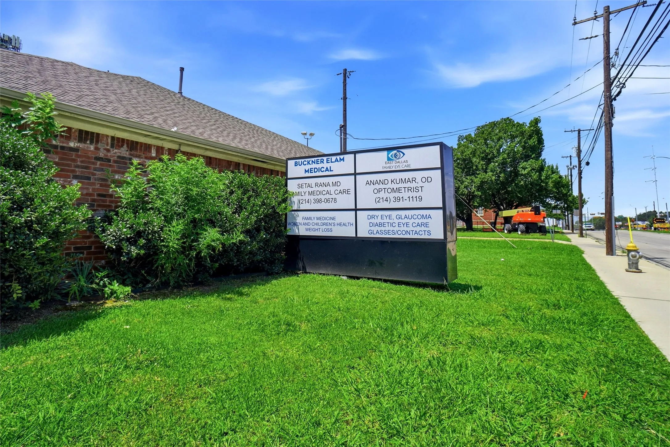 Monument sign available for Tenant.