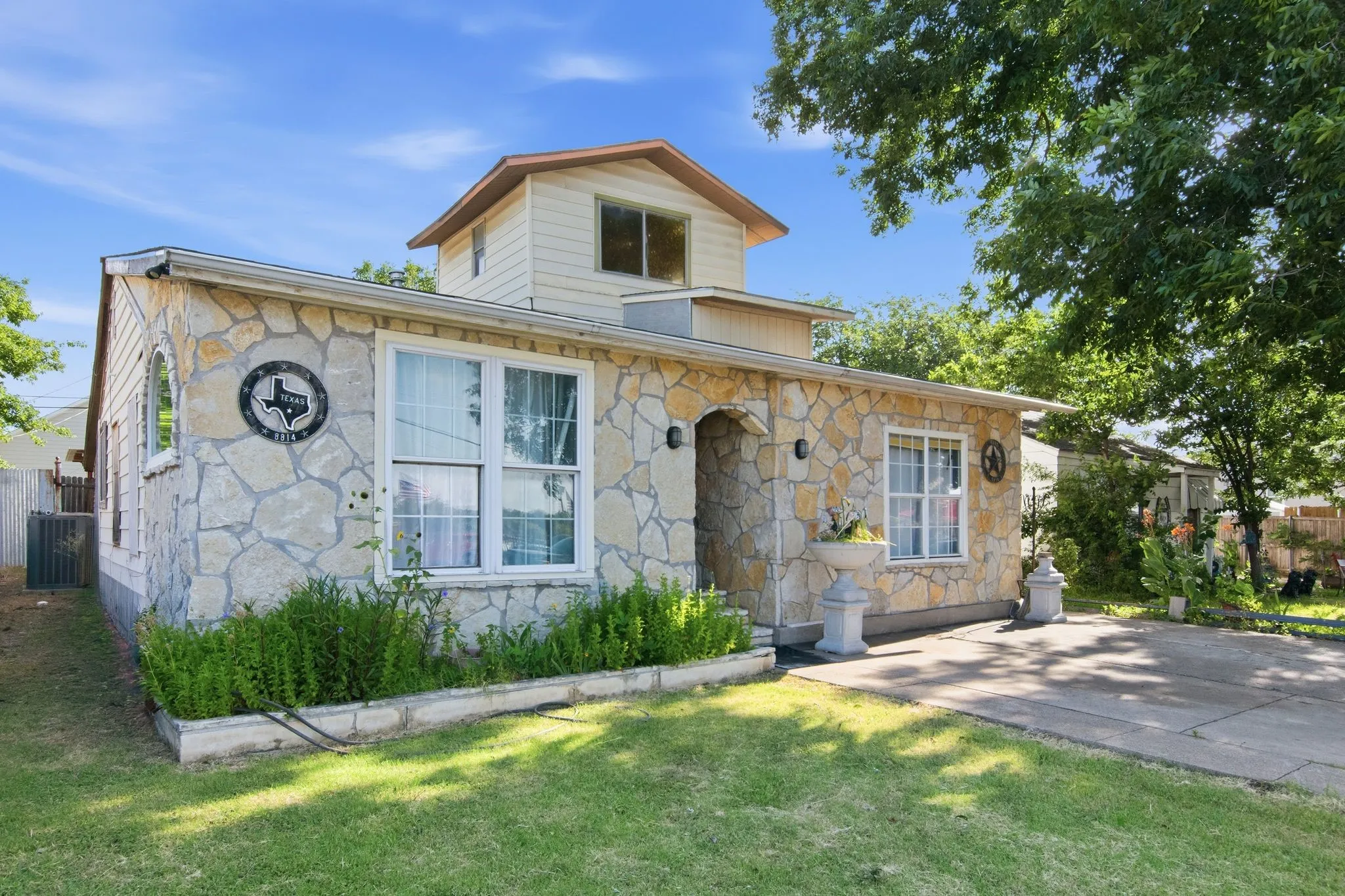 Single Family Residence For Sale in Tarrant County , 8814 Clifford Street, White Settlement, Texas 76108, 3 Bedroom, 2 Bathroom, Garage spaces, 1,531 Sqft, built in 1945, mls#21318224, Real Estate Agent in White Settlement, Homes For Sale in Tarrant county, Homes For Sale in White Settlement, Realtor in White Settlement Texas, Real Estate Brokerage Independent Realty Texas, Luminita Cordes Realtor