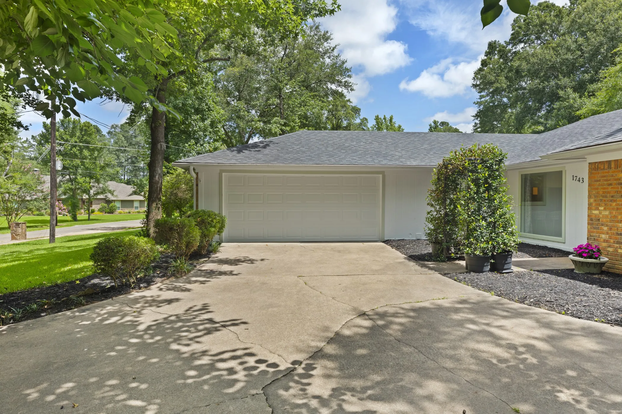 Single Family Residence For Sale in Smith County , 1743 Barbara Court, Hideaway, Texas 75771, 3 Bedroom, 2 Bathroom, 2 Garage spaces, 2,009 Sqft, built in 1985, mls#21322905, Real Estate Agent in Hideaway, Homes For Sale in Smith county, Homes For Sale in Hideaway, Realtor in Hideaway Texas, Real Estate Brokerage Independent Realty Texas, Luminita Cordes Realtor