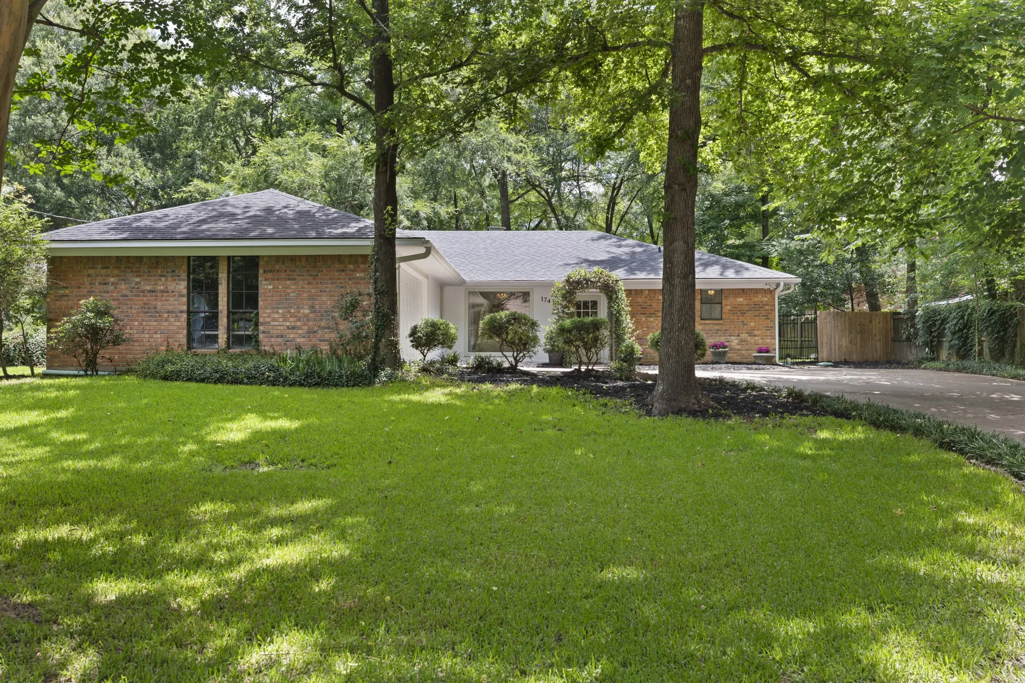 Single Family Residence For Sale in Smith County , 1743 Barbara Court, Hideaway, Texas 75771, 3 Bedroom, 2 Bathroom, 2 Garage spaces, 2,009 Sqft, built in 1985, mls#21322905, Real Estate Agent in Hideaway, Homes For Sale in Smith county, Homes For Sale in Hideaway, Realtor in Hideaway Texas, Real Estate Brokerage Independent Realty Texas, Luminita Cordes Realtor