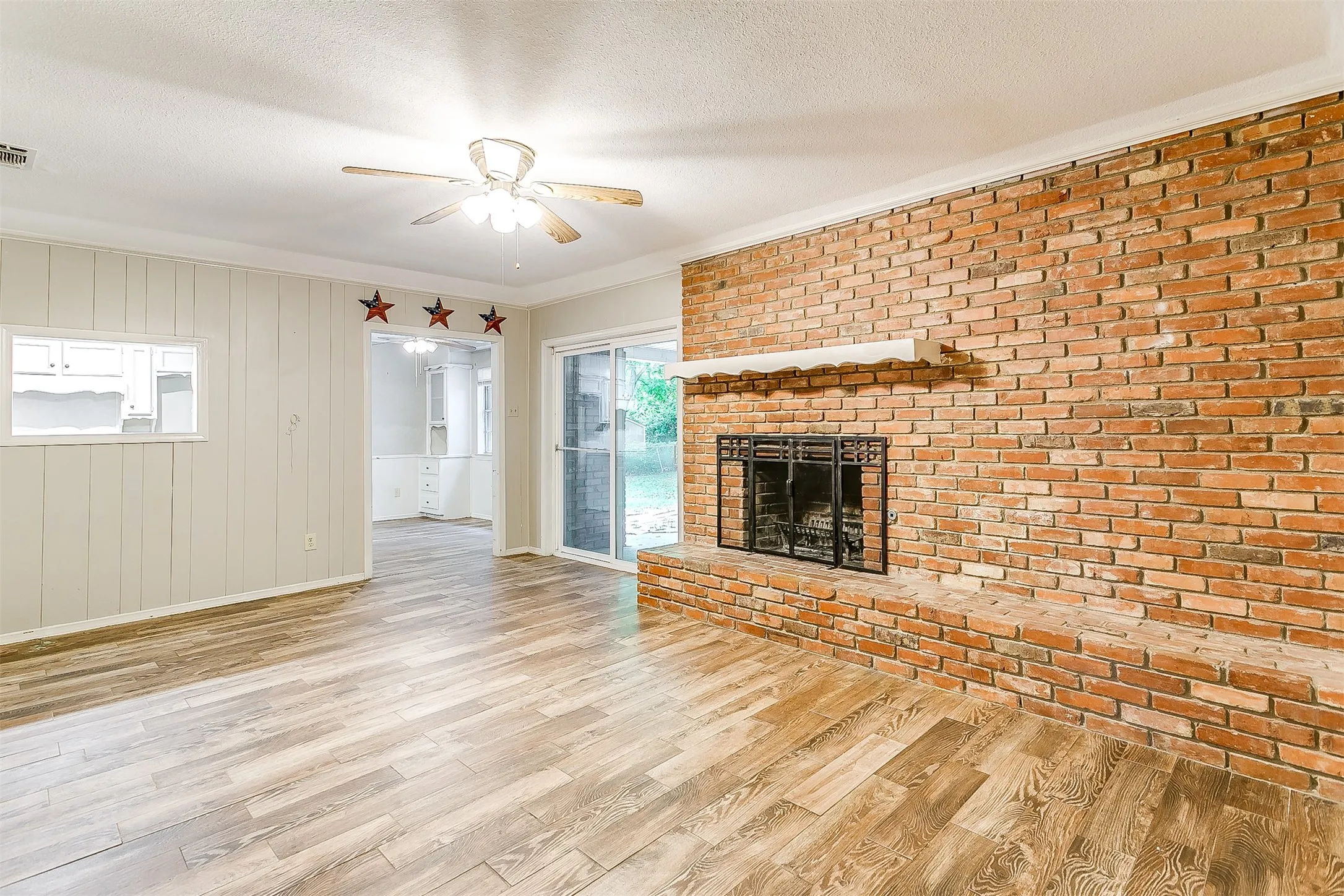 Single Family Residence For Rent in Tarrant County , 4804 Whistler Drive, Fort Worth, Texas 76133, 3 Bedroom, 2 Bathroom, 2 Garage spaces, 1,930 Sqft, built in 1968, mls#21317089, Real Estate Agent in Fort Worth, Homes For Rent in Tarrant county, Homes For Rent in Fort Worth, Realtor in Fort Worth Texas, Real Estate Brokerage Independent Realty Texas, Luminita Cordes Realtor