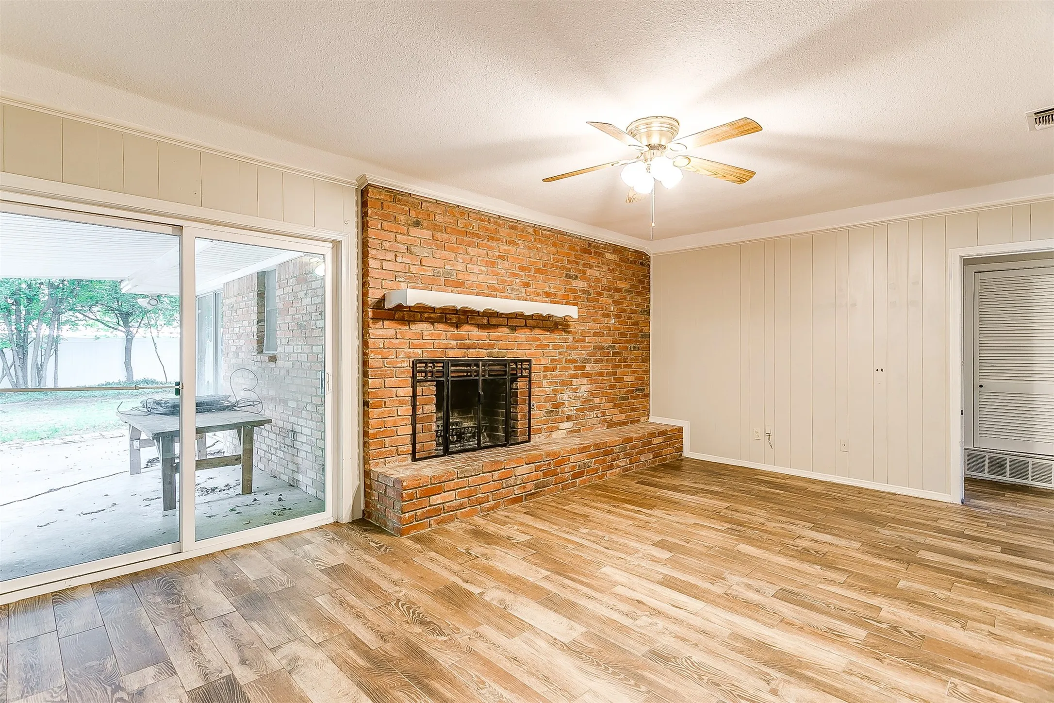 Single Family Residence For Rent in Tarrant County , 4804 Whistler Drive, Fort Worth, Texas 76133, 3 Bedroom, 2 Bathroom, 2 Garage spaces, 1,930 Sqft, built in 1968, mls#21317089, Real Estate Agent in Fort Worth, Homes For Rent in Tarrant county, Homes For Rent in Fort Worth, Realtor in Fort Worth Texas, Real Estate Brokerage Independent Realty Texas, Luminita Cordes Realtor