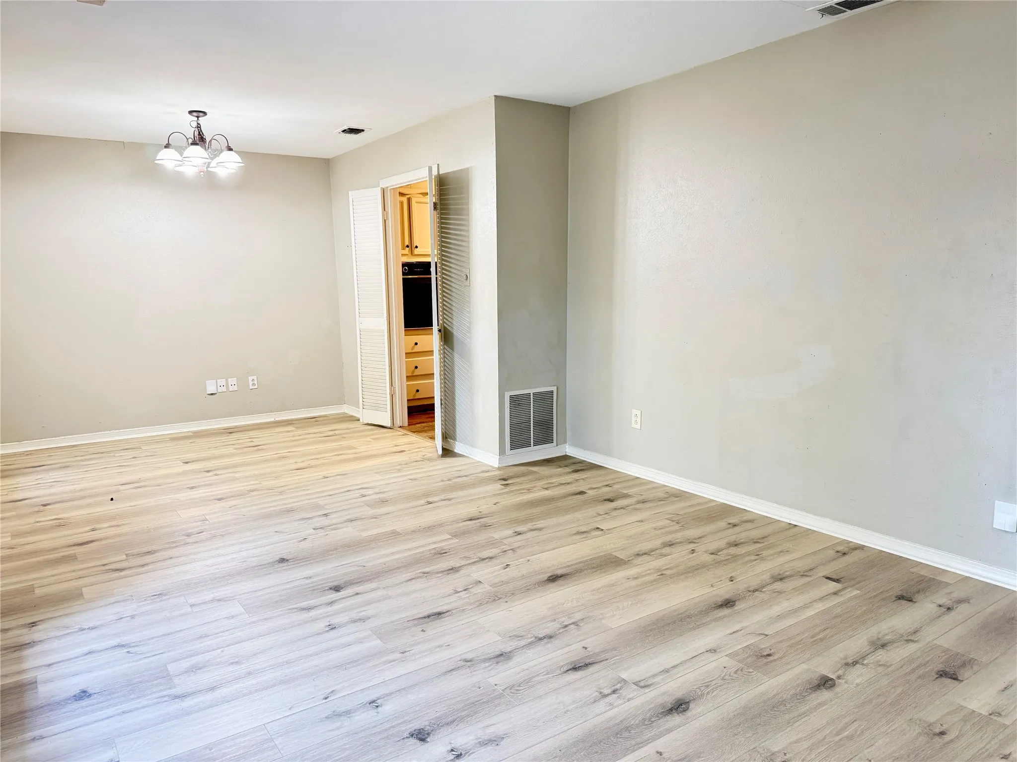 Single Family Residence For Rent in Tarrant County , 4804 Whistler Drive, Fort Worth, Texas 76133, 3 Bedroom, 2 Bathroom, 2 Garage spaces, 1,930 Sqft, built in 1968, mls#21317089, Real Estate Agent in Fort Worth, Homes For Rent in Tarrant county, Homes For Rent in Fort Worth, Realtor in Fort Worth Texas, Real Estate Brokerage Independent Realty Texas, Luminita Cordes Realtor