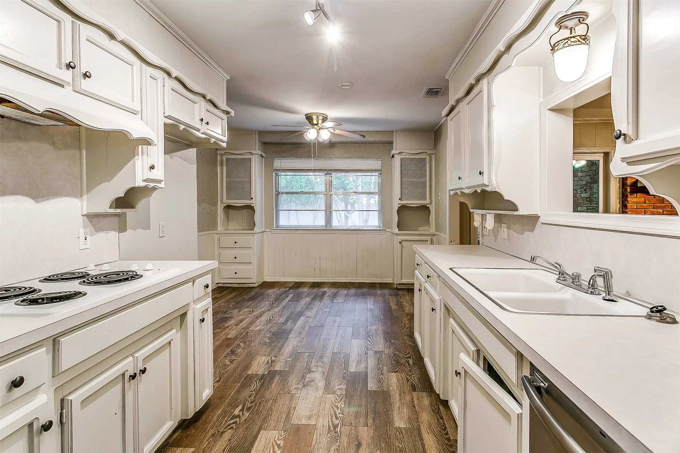 Single Family Residence For Rent in Tarrant County , 4804 Whistler Drive, Fort Worth, Texas 76133, 3 Bedroom, 2 Bathroom, 2 Garage spaces, 1,930 Sqft, built in 1968, mls#21317089, Real Estate Agent in Fort Worth, Homes For Rent in Tarrant county, Homes For Rent in Fort Worth, Realtor in Fort Worth Texas, Real Estate Brokerage Independent Realty Texas, Luminita Cordes Realtor