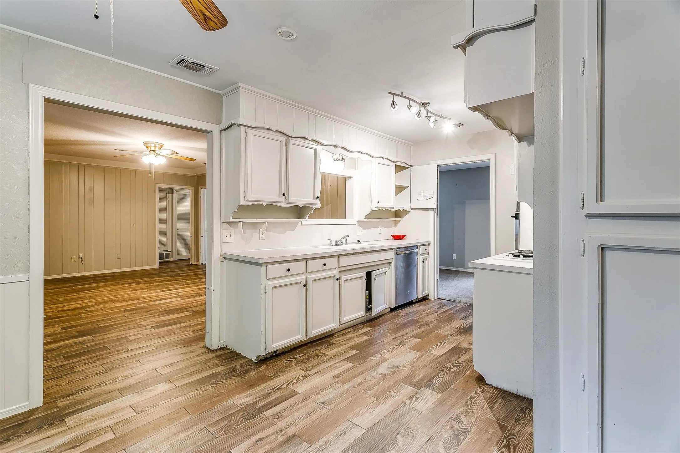 Single Family Residence For Rent in Tarrant County , 4804 Whistler Drive, Fort Worth, Texas 76133, 3 Bedroom, 2 Bathroom, 2 Garage spaces, 1,930 Sqft, built in 1968, mls#21317089, Real Estate Agent in Fort Worth, Homes For Rent in Tarrant county, Homes For Rent in Fort Worth, Realtor in Fort Worth Texas, Real Estate Brokerage Independent Realty Texas, Luminita Cordes Realtor