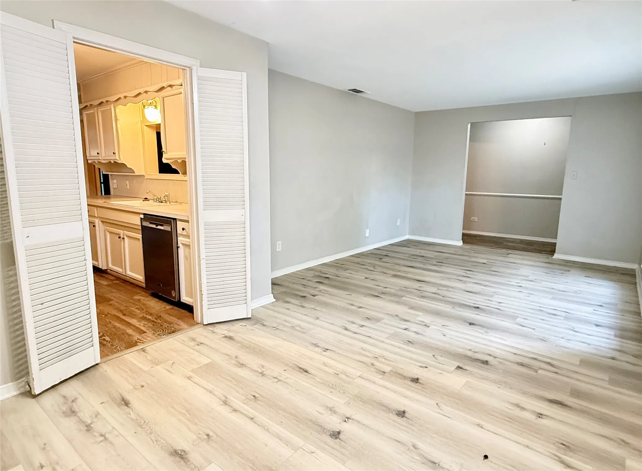 Single Family Residence For Rent in Tarrant County , 4804 Whistler Drive, Fort Worth, Texas 76133, 3 Bedroom, 2 Bathroom, 2 Garage spaces, 1,930 Sqft, built in 1968, mls#21317089, Real Estate Agent in Fort Worth, Homes For Rent in Tarrant county, Homes For Rent in Fort Worth, Realtor in Fort Worth Texas, Real Estate Brokerage Independent Realty Texas, Luminita Cordes Realtor