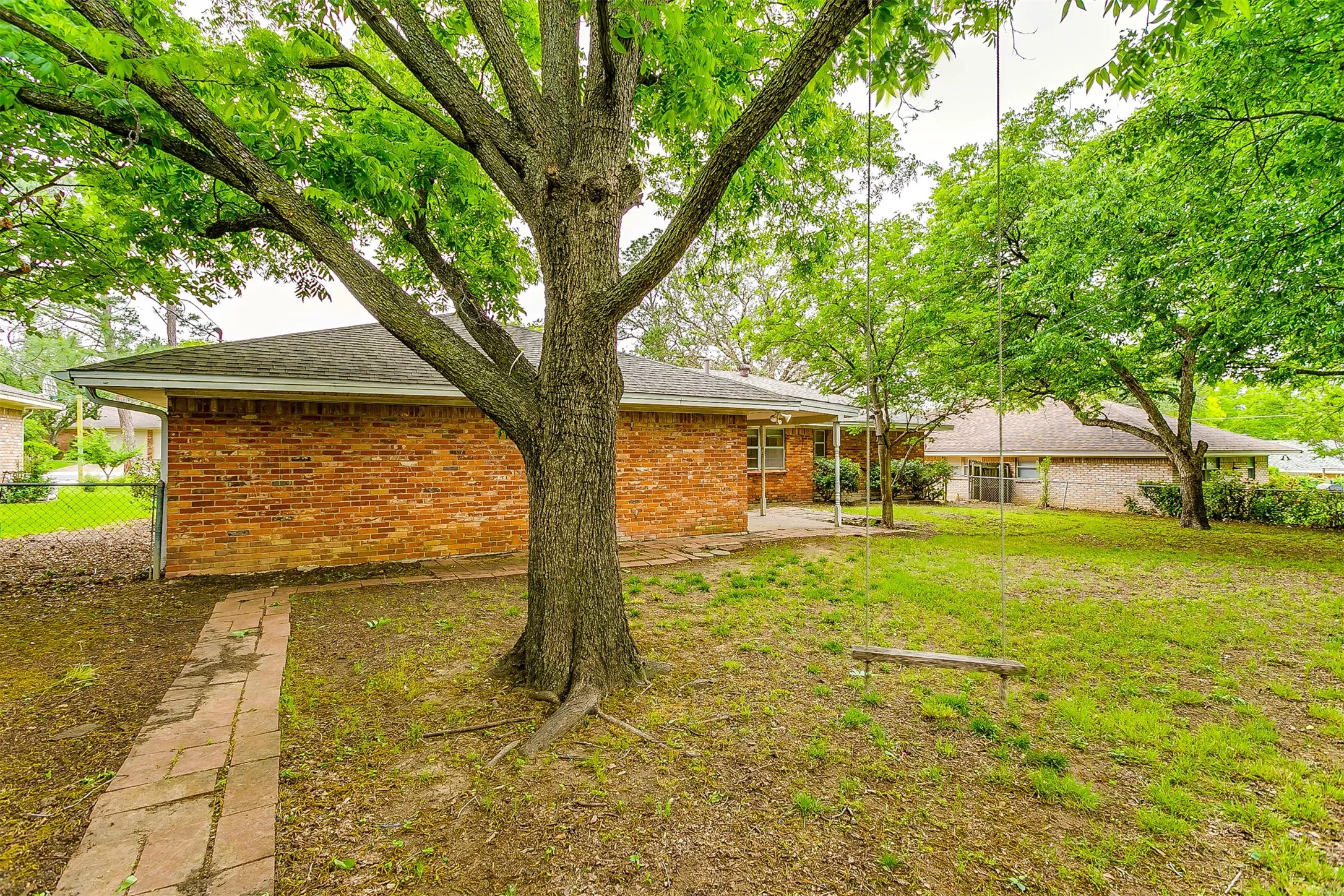 Single Family Residence For Rent in Tarrant County , 4804 Whistler Drive, Fort Worth, Texas 76133, 3 Bedroom, 2 Bathroom, 2 Garage spaces, 1,930 Sqft, built in 1968, mls#21317089, Real Estate Agent in Fort Worth, Homes For Rent in Tarrant county, Homes For Rent in Fort Worth, Realtor in Fort Worth Texas, Real Estate Brokerage Independent Realty Texas, Luminita Cordes Realtor