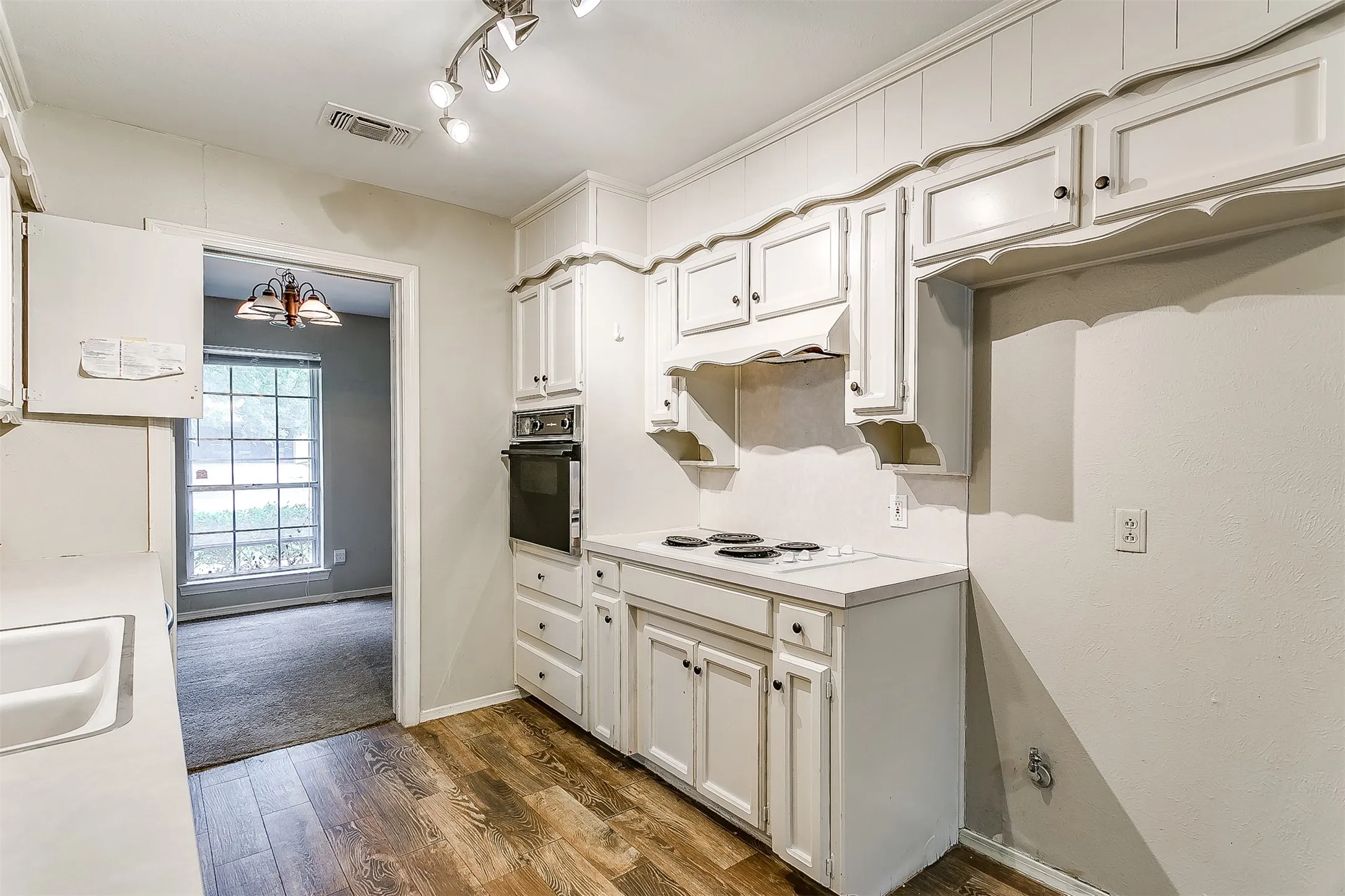 Single Family Residence For Rent in Tarrant County , 4804 Whistler Drive, Fort Worth, Texas 76133, 3 Bedroom, 2 Bathroom, 2 Garage spaces, 1,930 Sqft, built in 1968, mls#21317089, Real Estate Agent in Fort Worth, Homes For Rent in Tarrant county, Homes For Rent in Fort Worth, Realtor in Fort Worth Texas, Real Estate Brokerage Independent Realty Texas, Luminita Cordes Realtor
