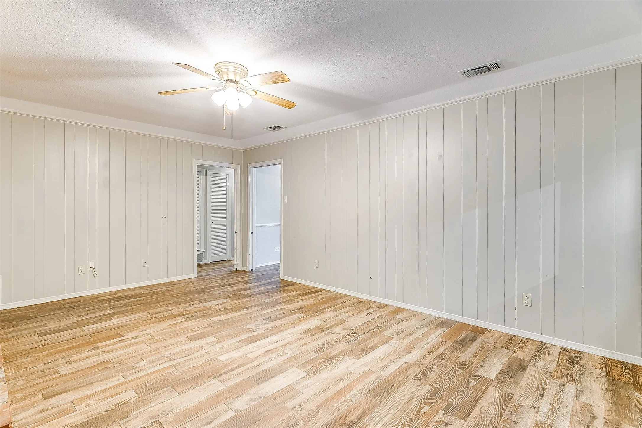 Single Family Residence For Rent in Tarrant County , 4804 Whistler Drive, Fort Worth, Texas 76133, 3 Bedroom, 2 Bathroom, 2 Garage spaces, 1,930 Sqft, built in 1968, mls#21317089, Real Estate Agent in Fort Worth, Homes For Rent in Tarrant county, Homes For Rent in Fort Worth, Realtor in Fort Worth Texas, Real Estate Brokerage Independent Realty Texas, Luminita Cordes Realtor