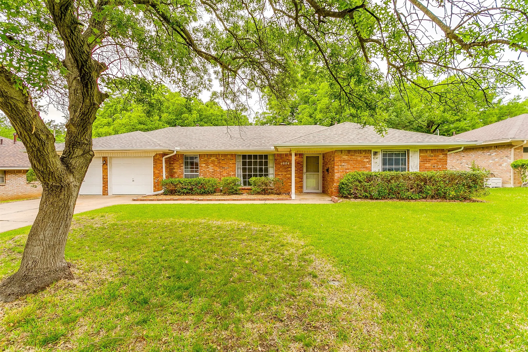 Single Family Residence For Rent in Tarrant County , 4804 Whistler Drive, Fort Worth, Texas 76133, 3 Bedroom, 2 Bathroom, 2 Garage spaces, 1,930 Sqft, built in 1968, mls#21317089, Real Estate Agent in Fort Worth, Homes For Rent in Tarrant county, Homes For Rent in Fort Worth, Realtor in Fort Worth Texas, Real Estate Brokerage Independent Realty Texas, Luminita Cordes Realtor