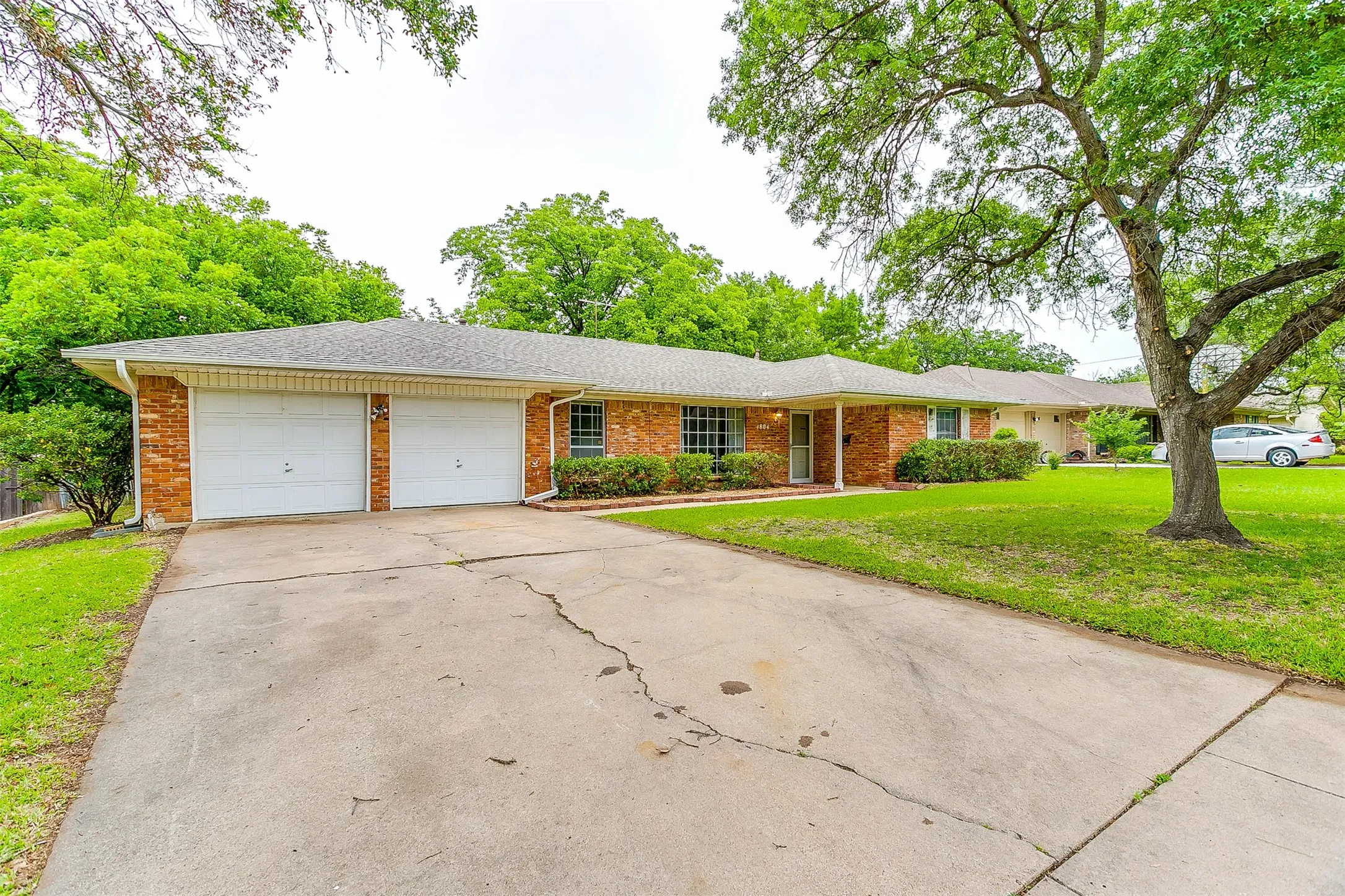 Single Family Residence For Rent in Tarrant County , 4804 Whistler Drive, Fort Worth, Texas 76133, 3 Bedroom, 2 Bathroom, 2 Garage spaces, 1,930 Sqft, built in 1968, mls#21317089, Real Estate Agent in Fort Worth, Homes For Rent in Tarrant county, Homes For Rent in Fort Worth, Realtor in Fort Worth Texas, Real Estate Brokerage Independent Realty Texas, Luminita Cordes Realtor