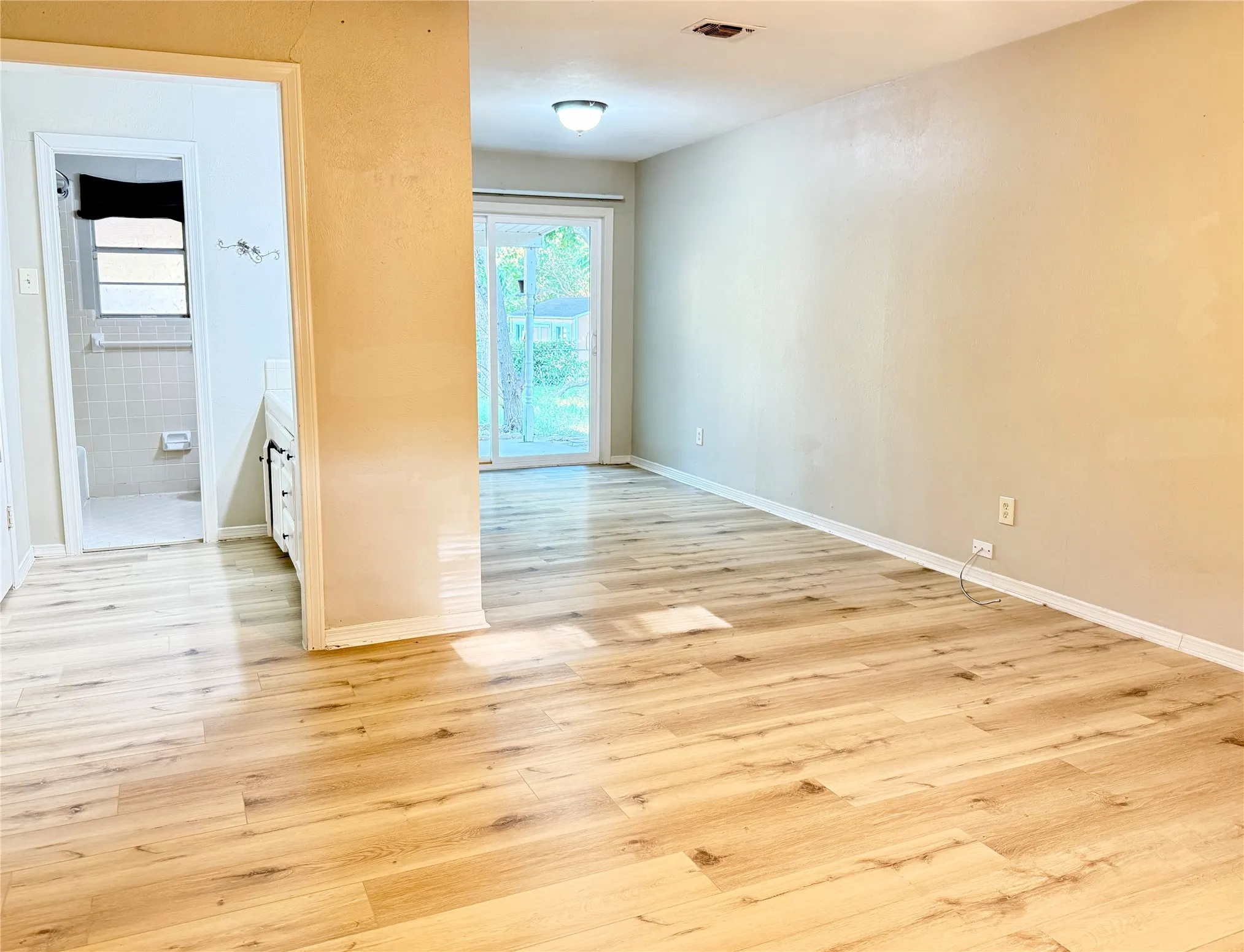 Single Family Residence For Rent in Tarrant County , 4804 Whistler Drive, Fort Worth, Texas 76133, 3 Bedroom, 2 Bathroom, 2 Garage spaces, 1,930 Sqft, built in 1968, mls#21317089, Real Estate Agent in Fort Worth, Homes For Rent in Tarrant county, Homes For Rent in Fort Worth, Realtor in Fort Worth Texas, Real Estate Brokerage Independent Realty Texas, Luminita Cordes Realtor