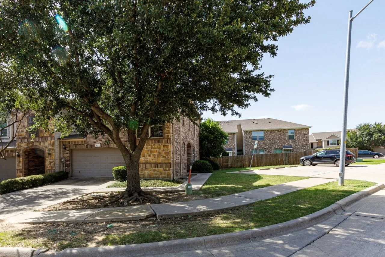 Single Family Residence For Sale in Dallas County , 4134 Florence Drive, Irving, Texas 75038, 2 Bedroom, 3 Bathroom, 2 Garage spaces, 1,857 Sqft, built in 2008, mls#21321869, Real Estate Agent in Irving, Homes For Sale in Dallas county, Homes For Sale in Irving, Realtor in Irving Texas, Real Estate Brokerage Independent Realty Texas, Luminita Cordes Realtor