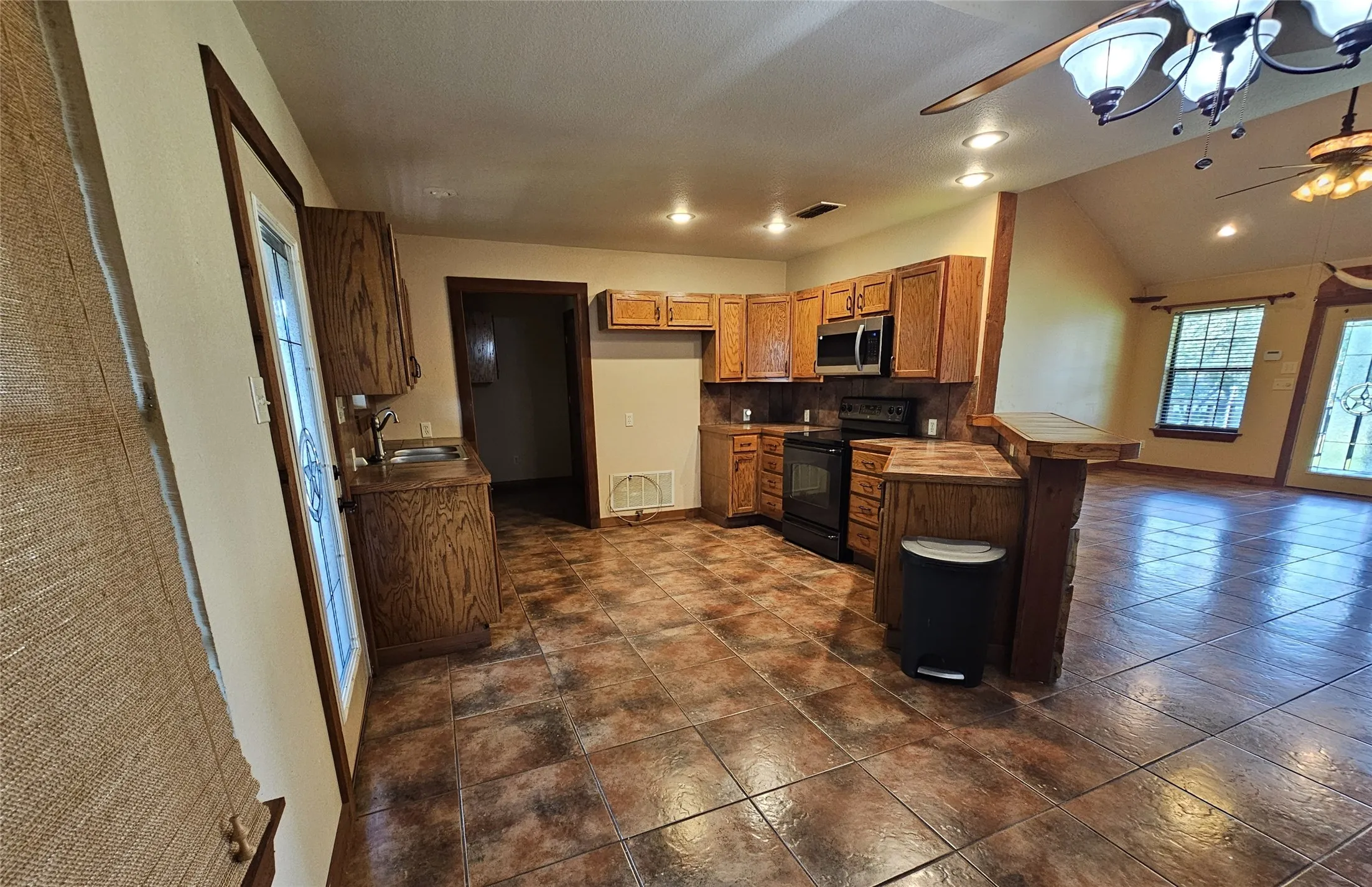 Single Family Residence For Sale in Henderson County , 529 Wildewood Drive, Chandler, Texas 75758, 3 Bedroom, 2 Bathroom, Garage spaces, 1,364 Sqft, built in 2007, mls#21300206, Real Estate Agent in Chandler, Homes For Sale in Henderson county, Homes For Sale in Chandler, Realtor in Chandler Texas, Real Estate Brokerage Independent Realty Texas, Luminita Cordes Realtor