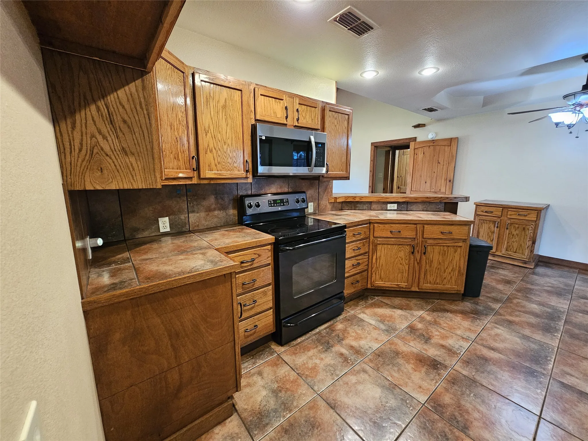 Single Family Residence For Sale in Henderson County , 529 Wildewood Drive, Chandler, Texas 75758, 3 Bedroom, 2 Bathroom, Garage spaces, 1,364 Sqft, built in 2007, mls#21300206, Real Estate Agent in Chandler, Homes For Sale in Henderson county, Homes For Sale in Chandler, Realtor in Chandler Texas, Real Estate Brokerage Independent Realty Texas, Luminita Cordes Realtor