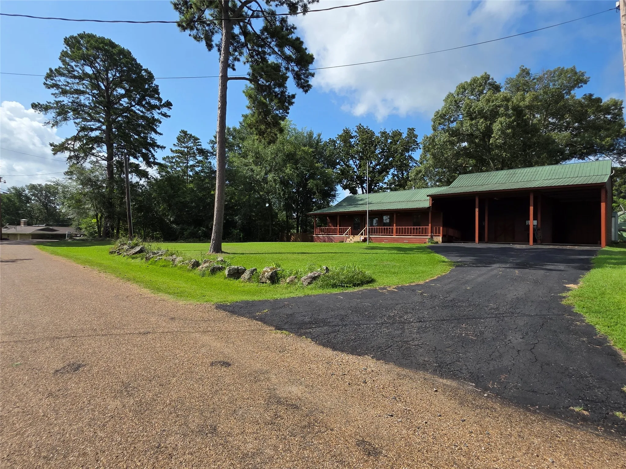 Single Family Residence For Sale in Henderson County , 529 Wildewood Drive, Chandler, Texas 75758, 3 Bedroom, 2 Bathroom, Garage spaces, 1,364 Sqft, built in 2007, mls#21300206, Real Estate Agent in Chandler, Homes For Sale in Henderson county, Homes For Sale in Chandler, Realtor in Chandler Texas, Real Estate Brokerage Independent Realty Texas, Luminita Cordes Realtor