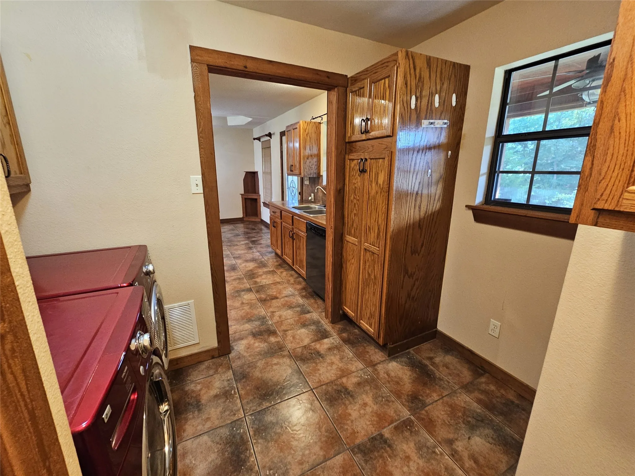 Single Family Residence For Sale in Henderson County , 529 Wildewood Drive, Chandler, Texas 75758, 3 Bedroom, 2 Bathroom, Garage spaces, 1,364 Sqft, built in 2007, mls#21300206, Real Estate Agent in Chandler, Homes For Sale in Henderson county, Homes For Sale in Chandler, Realtor in Chandler Texas, Real Estate Brokerage Independent Realty Texas, Luminita Cordes Realtor