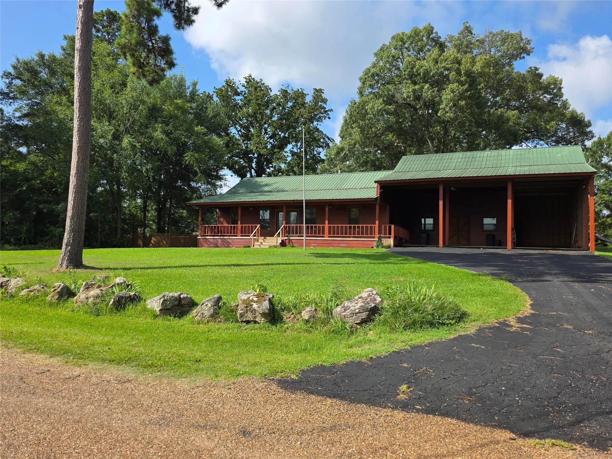 Single Family Residence For Sale in Henderson County , 529 Wildewood Drive, Chandler, Texas 75758, 3 Bedroom, 2 Bathroom, Garage spaces, 1,364 Sqft, built in 2007, mls#21300206, Real Estate Agent in Chandler, Homes For Sale in Henderson county, Homes For Sale in Chandler, Realtor in Chandler Texas, Real Estate Brokerage Independent Realty Texas, Luminita Cordes Realtor