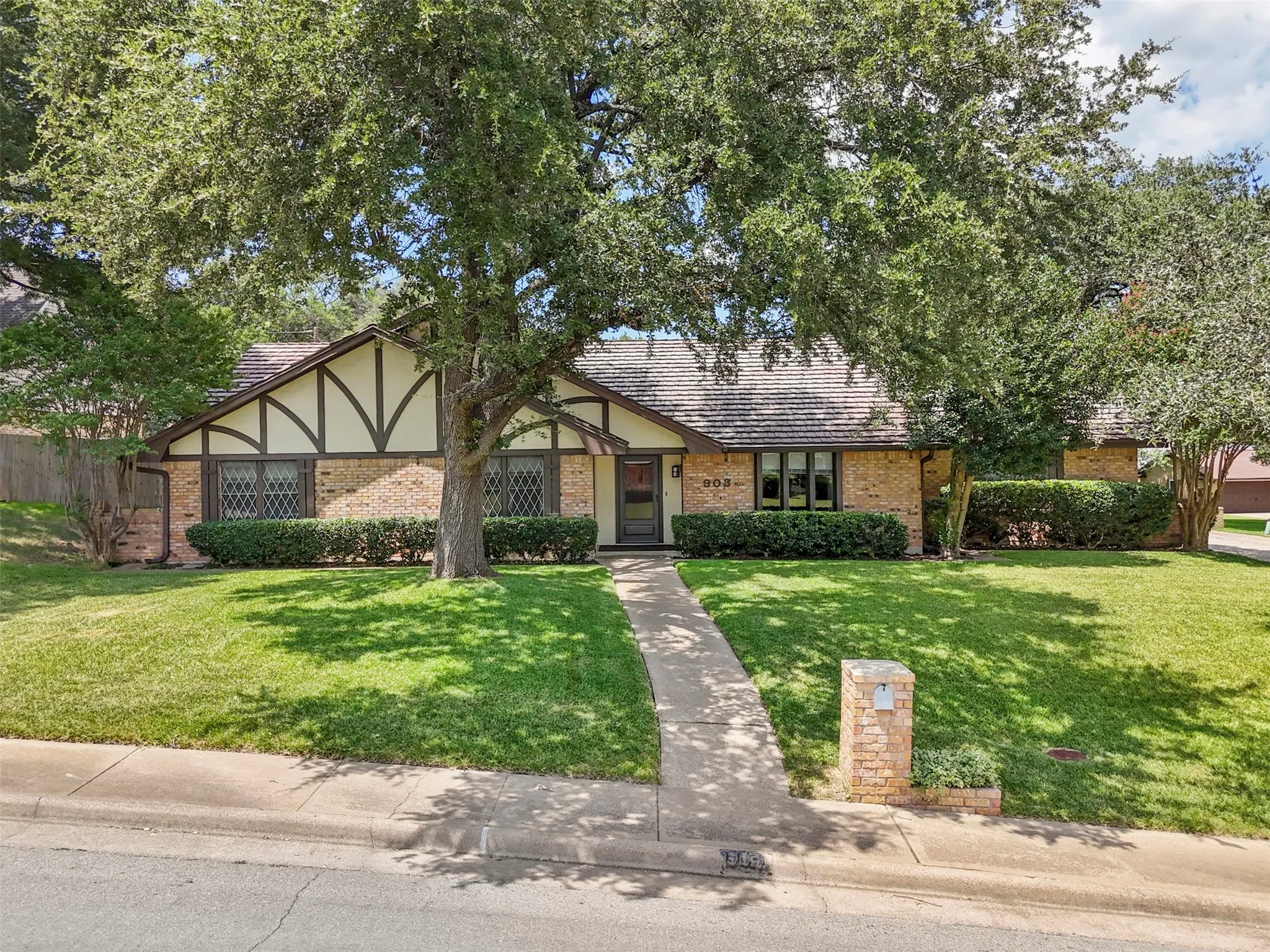 Single Family Residence For Sale in Dallas County , 903 Green Rock Drive, Duncanville, Texas 75137, 3 Bedroom, 2 Bathroom, 2 Garage spaces, 1,822 Sqft, built in 1975, mls#21322939, Real Estate Agent in Duncanville, Homes For Sale in Dallas county, Homes For Sale in Duncanville, Realtor in Duncanville Texas, Real Estate Brokerage Independent Realty Texas, Luminita Cordes Realtor