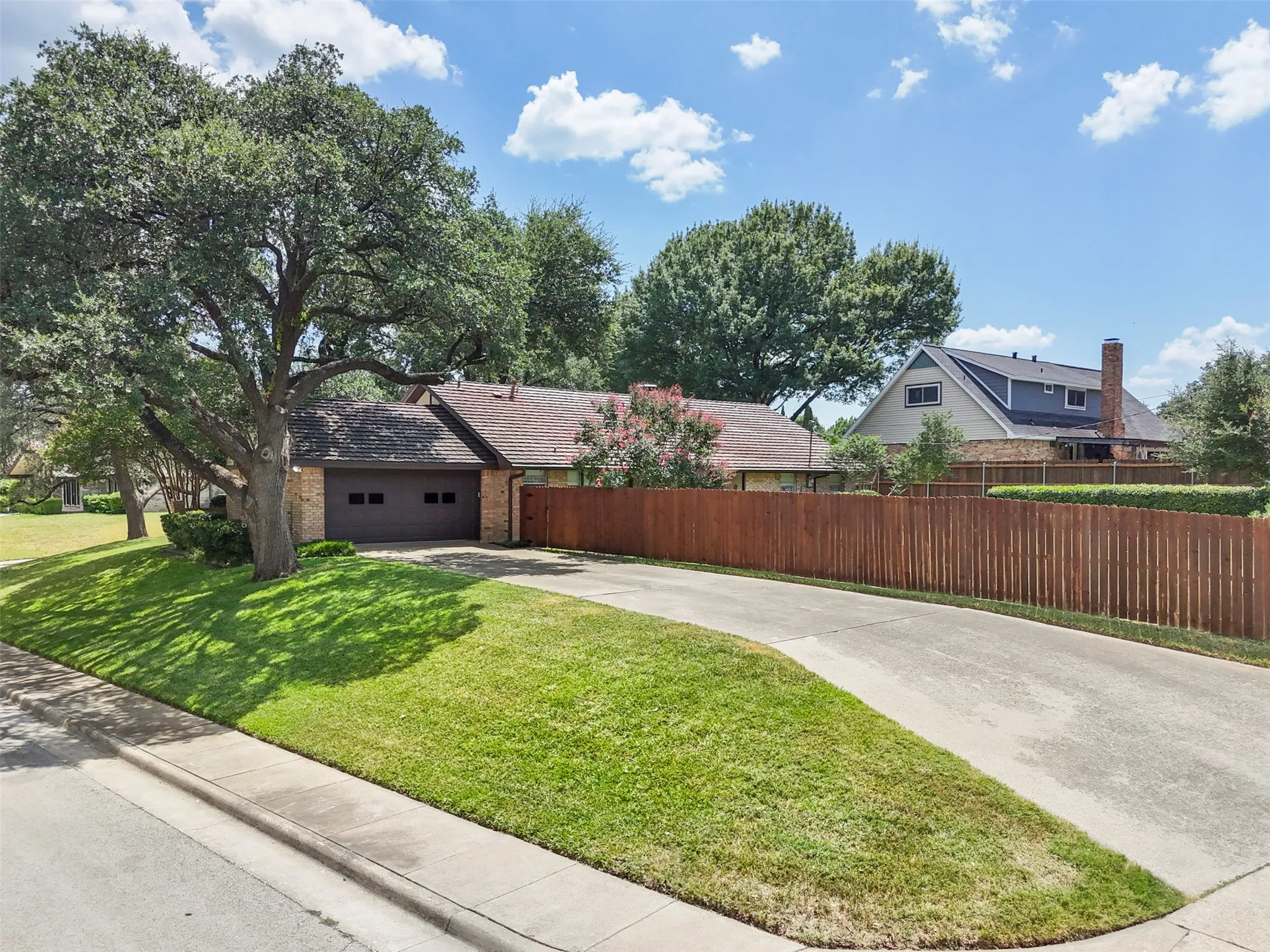 Single Family Residence For Sale in Dallas County , 903 Green Rock Drive, Duncanville, Texas 75137, 3 Bedroom, 2 Bathroom, 2 Garage spaces, 1,822 Sqft, built in 1975, mls#21322939, Real Estate Agent in Duncanville, Homes For Sale in Dallas county, Homes For Sale in Duncanville, Realtor in Duncanville Texas, Real Estate Brokerage Independent Realty Texas, Luminita Cordes Realtor