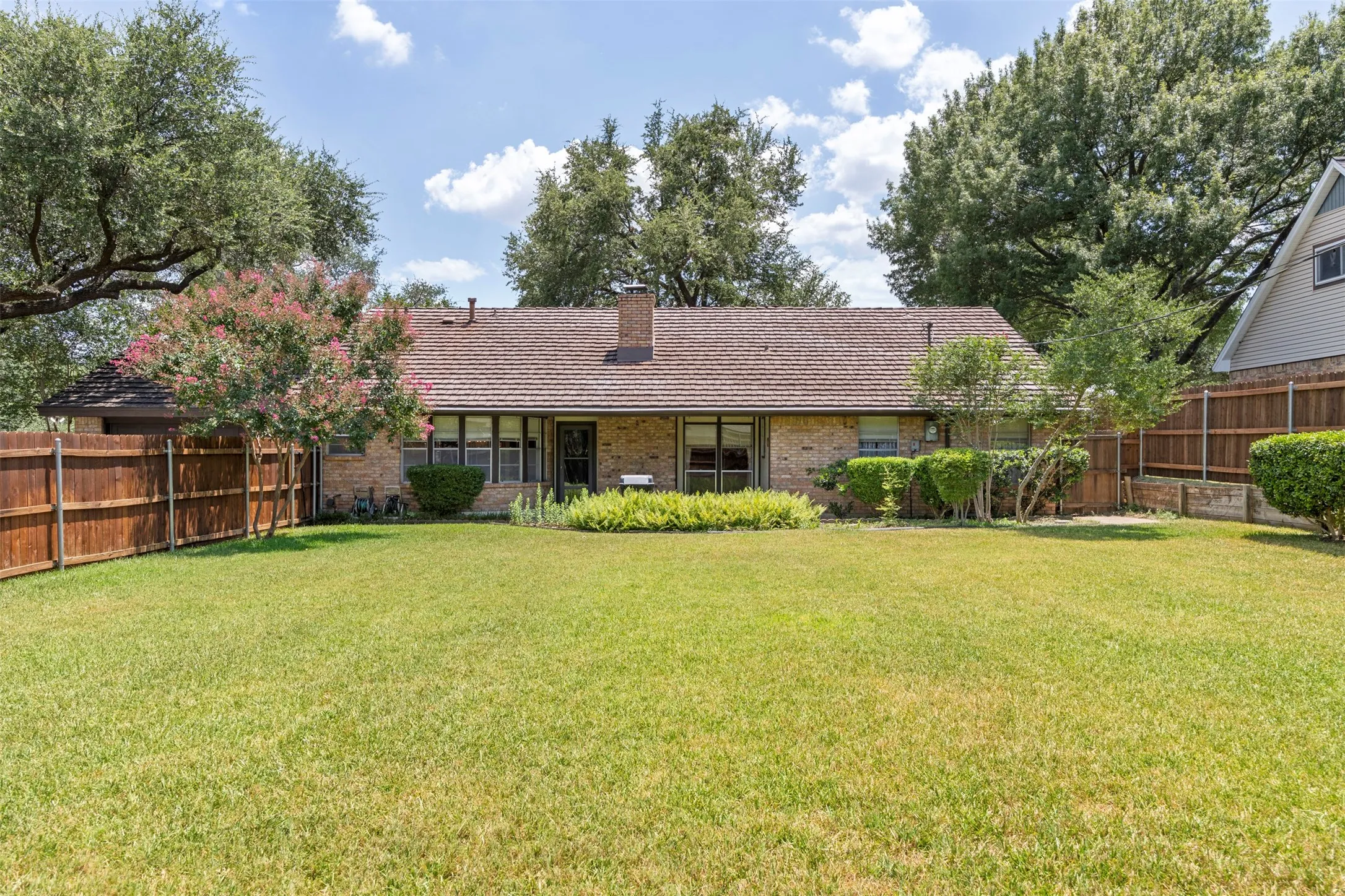 Single Family Residence For Sale in Dallas County , 903 Green Rock Drive, Duncanville, Texas 75137, 3 Bedroom, 2 Bathroom, 2 Garage spaces, 1,822 Sqft, built in 1975, mls#21322939, Real Estate Agent in Duncanville, Homes For Sale in Dallas county, Homes For Sale in Duncanville, Realtor in Duncanville Texas, Real Estate Brokerage Independent Realty Texas, Luminita Cordes Realtor