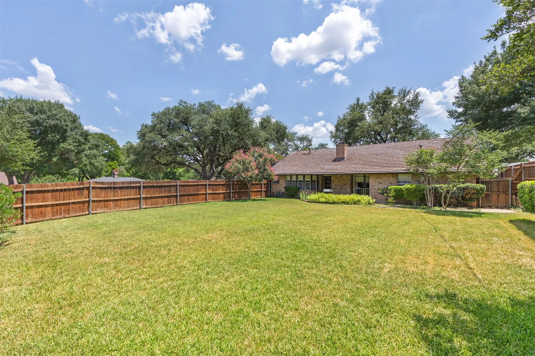 Single Family Residence For Sale in Dallas County , 903 Green Rock Drive, Duncanville, Texas 75137, 3 Bedroom, 2 Bathroom, 2 Garage spaces, 1,822 Sqft, built in 1975, mls#21322939, Real Estate Agent in Duncanville, Homes For Sale in Dallas county, Homes For Sale in Duncanville, Realtor in Duncanville Texas, Real Estate Brokerage Independent Realty Texas, Luminita Cordes Realtor
