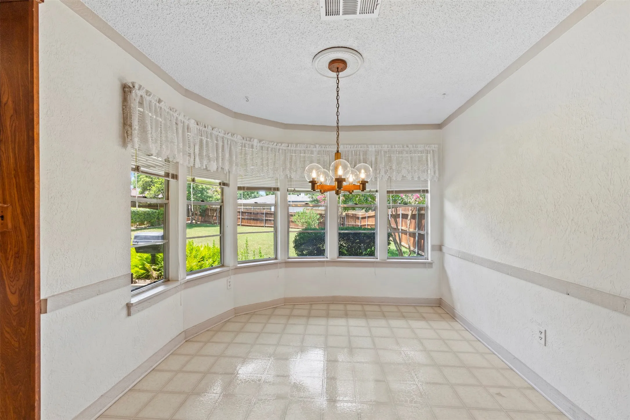 Single Family Residence For Sale in Dallas County , 903 Green Rock Drive, Duncanville, Texas 75137, 3 Bedroom, 2 Bathroom, 2 Garage spaces, 1,822 Sqft, built in 1975, mls#21322939, Real Estate Agent in Duncanville, Homes For Sale in Dallas county, Homes For Sale in Duncanville, Realtor in Duncanville Texas, Real Estate Brokerage Independent Realty Texas, Luminita Cordes Realtor