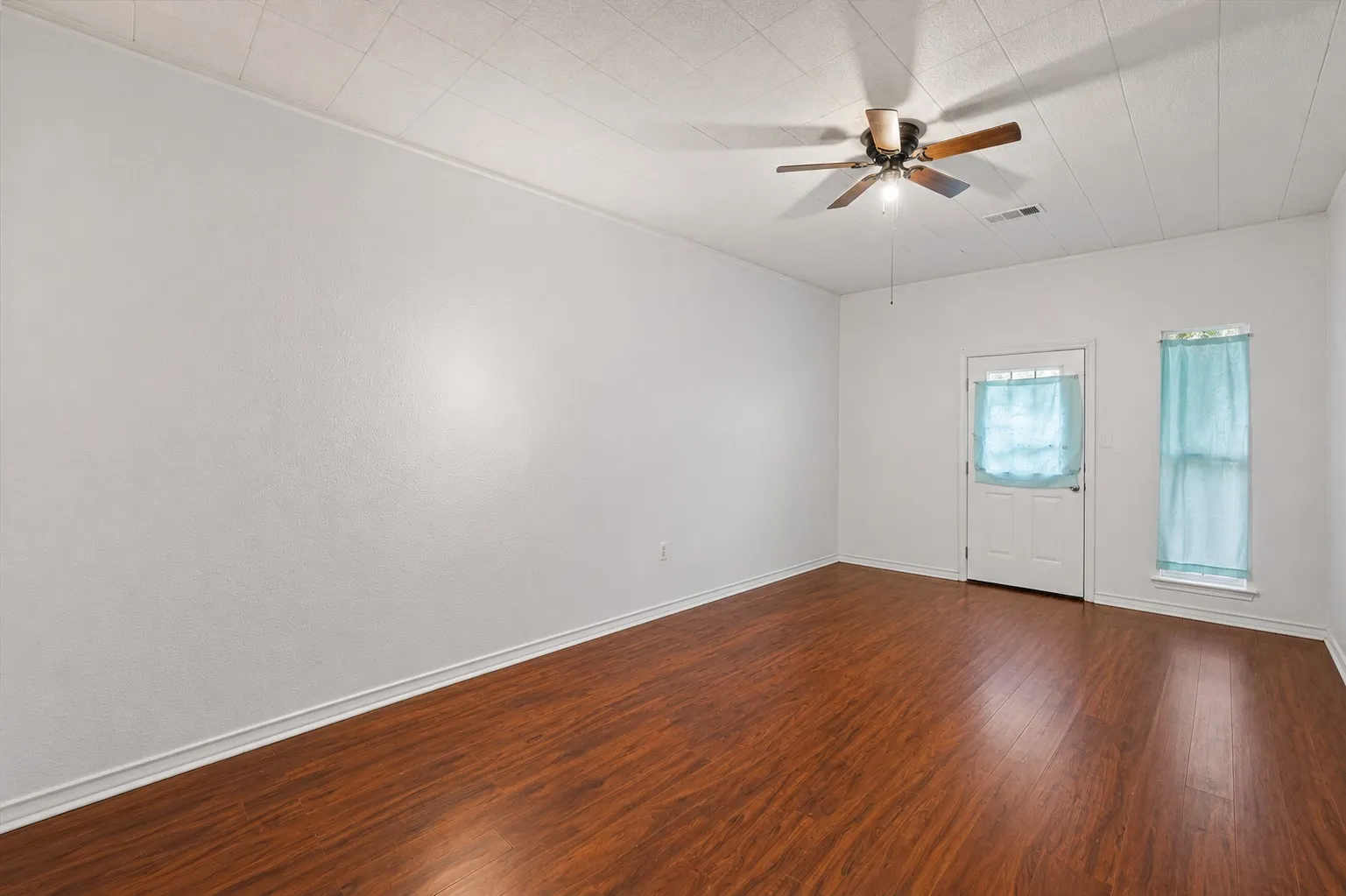 Single Family Residence For Sale in Navarro County , 302 S 38th Street, Corsicana, Texas 75110, 3 Bedroom, 2 Bathroom, Garage spaces, 1,308 Sqft, built in 1960, mls#21320035, Real Estate Agent in Corsicana, Homes For Sale in Navarro county, Homes For Sale in Corsicana, Realtor in Corsicana Texas, Real Estate Brokerage Independent Realty Texas, Luminita Cordes Realtor