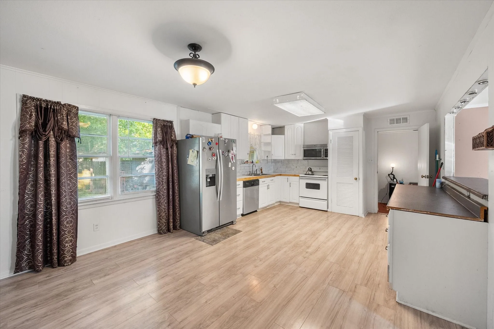 Single Family Residence For Sale in Navarro County , 302 S 38th Street, Corsicana, Texas 75110, 3 Bedroom, 2 Bathroom, Garage spaces, 1,308 Sqft, built in 1960, mls#21320035, Real Estate Agent in Corsicana, Homes For Sale in Navarro county, Homes For Sale in Corsicana, Realtor in Corsicana Texas, Real Estate Brokerage Independent Realty Texas, Luminita Cordes Realtor