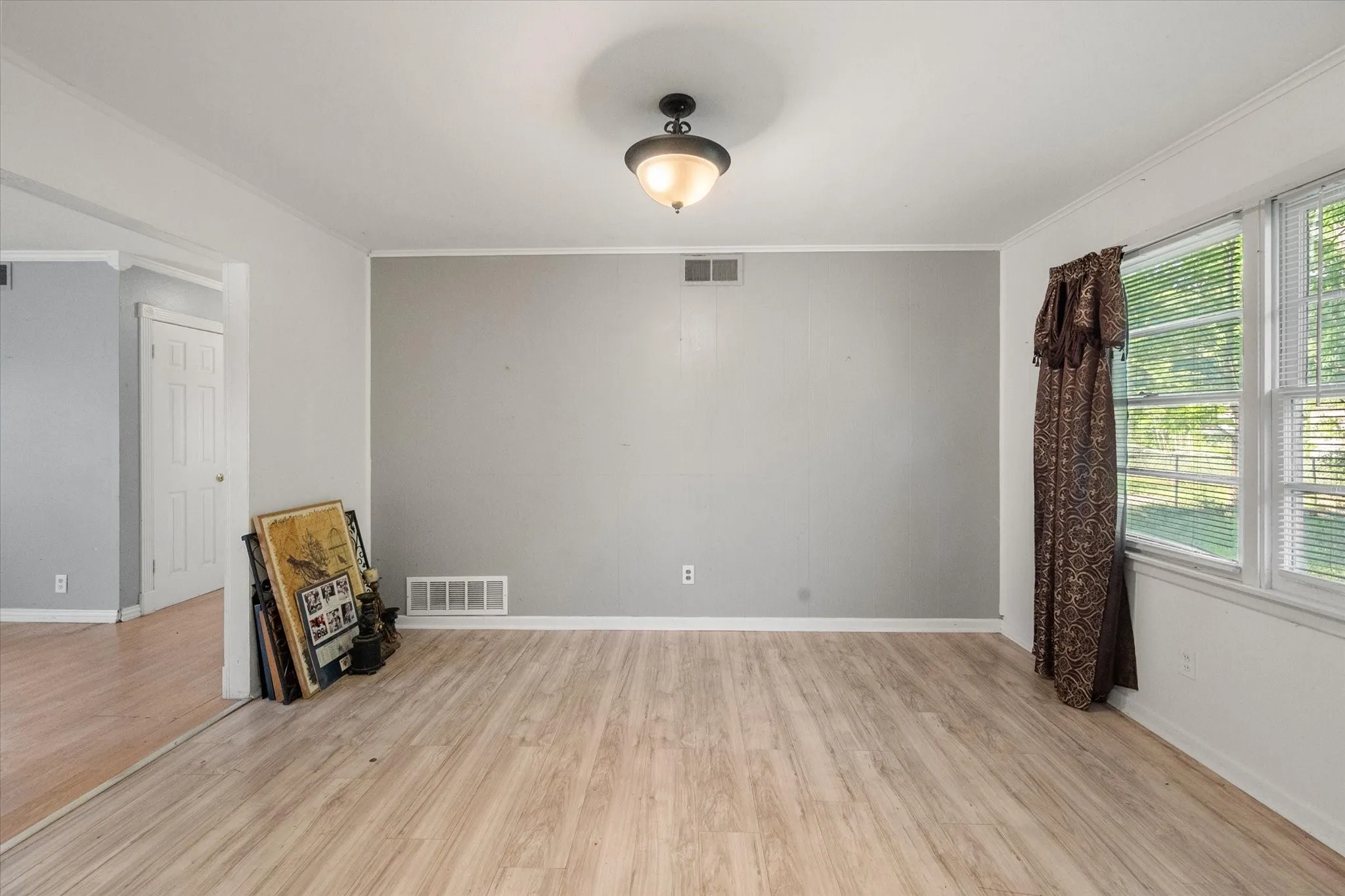 Single Family Residence For Sale in Navarro County , 302 S 38th Street, Corsicana, Texas 75110, 3 Bedroom, 2 Bathroom, Garage spaces, 1,308 Sqft, built in 1960, mls#21320035, Real Estate Agent in Corsicana, Homes For Sale in Navarro county, Homes For Sale in Corsicana, Realtor in Corsicana Texas, Real Estate Brokerage Independent Realty Texas, Luminita Cordes Realtor