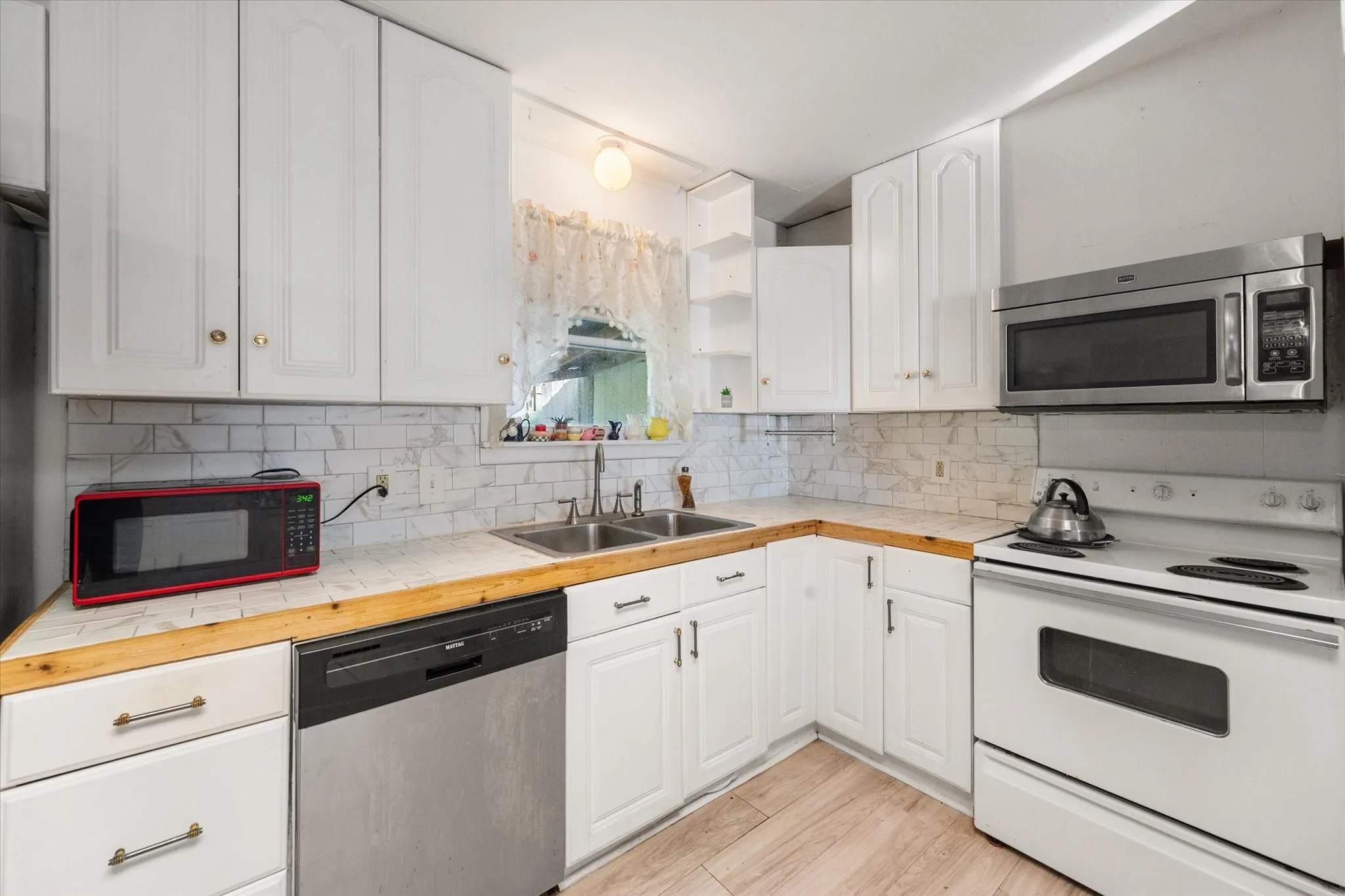 Single Family Residence For Sale in Navarro County , 302 S 38th Street, Corsicana, Texas 75110, 3 Bedroom, 2 Bathroom, Garage spaces, 1,308 Sqft, built in 1960, mls#21320035, Real Estate Agent in Corsicana, Homes For Sale in Navarro county, Homes For Sale in Corsicana, Realtor in Corsicana Texas, Real Estate Brokerage Independent Realty Texas, Luminita Cordes Realtor