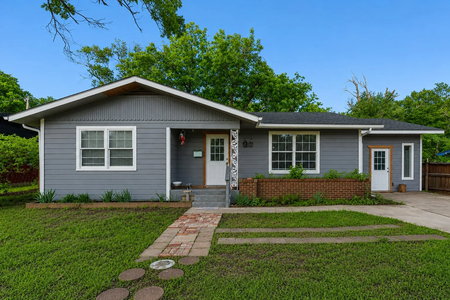 Single Family Residence For Sale in Navarro County , 302 S 38th Street, Corsicana, Texas 75110, 3 Bedroom, 2 Bathroom, Garage spaces, 1,308 Sqft, built in 1960, mls#21320035, Real Estate Agent in Corsicana, Homes For Sale in Navarro county, Homes For Sale in Corsicana, Realtor in Corsicana Texas, Real Estate Brokerage Independent Realty Texas, Luminita Cordes Realtor