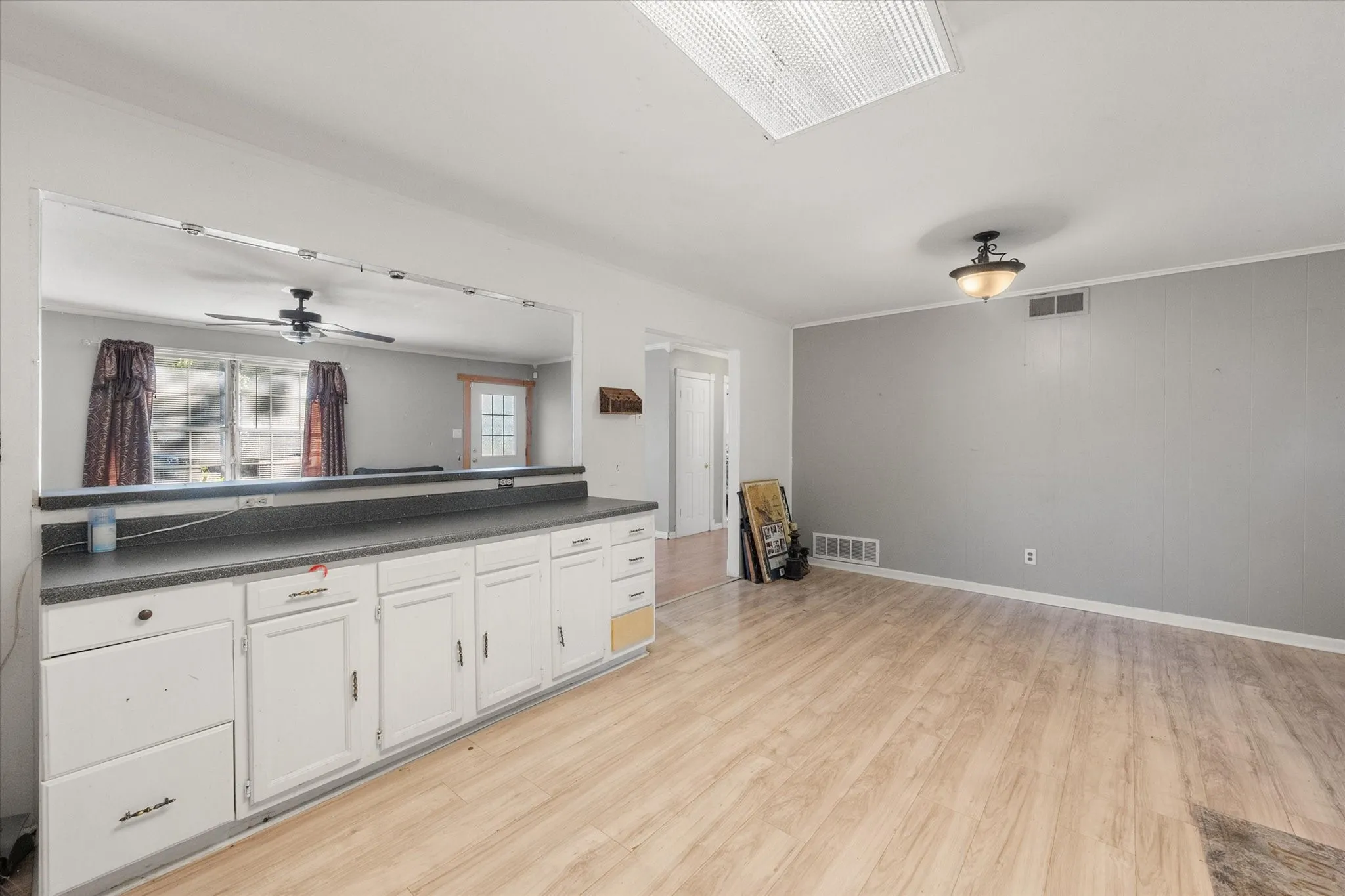 Single Family Residence For Sale in Navarro County , 302 S 38th Street, Corsicana, Texas 75110, 3 Bedroom, 2 Bathroom, Garage spaces, 1,308 Sqft, built in 1960, mls#21320035, Real Estate Agent in Corsicana, Homes For Sale in Navarro county, Homes For Sale in Corsicana, Realtor in Corsicana Texas, Real Estate Brokerage Independent Realty Texas, Luminita Cordes Realtor