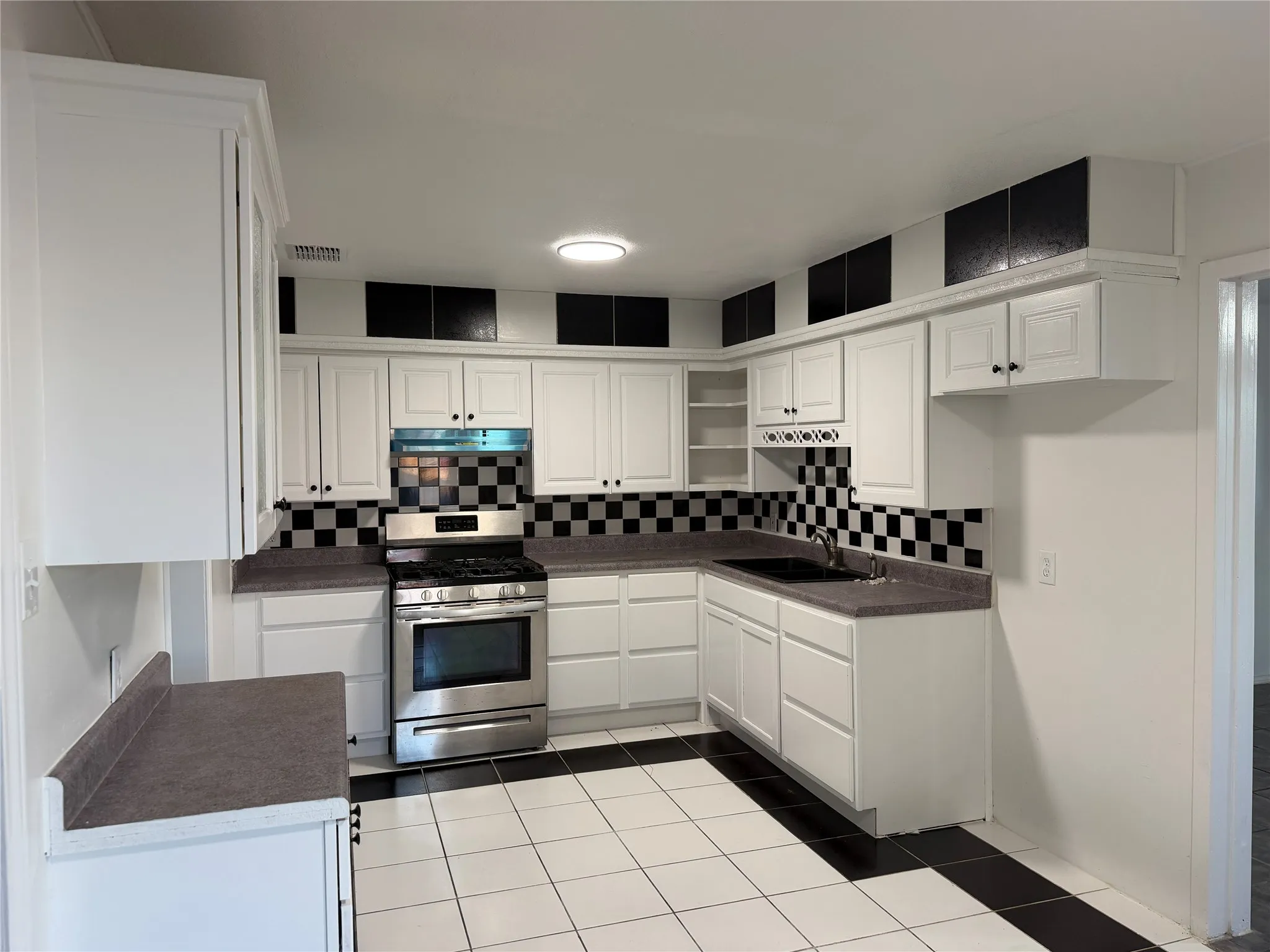Single Family Residence For Sale in Travis County , 1060 Gardner Road, Austin, Texas 78721, 3 Bedroom, 2 Bathroom, Garage spaces, 1,478 Sqft, built in 1968, mls#21322973, Real Estate Agent in Austin, Homes For Sale in Travis county, Homes For Sale in Austin, Realtor in Austin Texas, Real Estate Brokerage Independent Realty Texas, Luminita Cordes Realtor