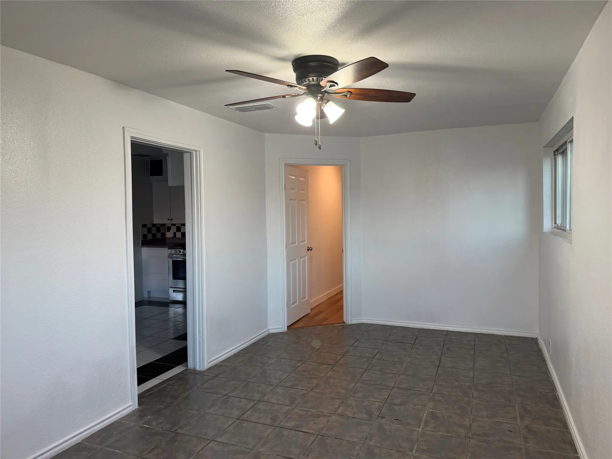 Single Family Residence For Sale in Travis County , 1060 Gardner Road, Austin, Texas 78721, 3 Bedroom, 2 Bathroom, Garage spaces, 1,478 Sqft, built in 1968, mls#21322973, Real Estate Agent in Austin, Homes For Sale in Travis county, Homes For Sale in Austin, Realtor in Austin Texas, Real Estate Brokerage Independent Realty Texas, Luminita Cordes Realtor