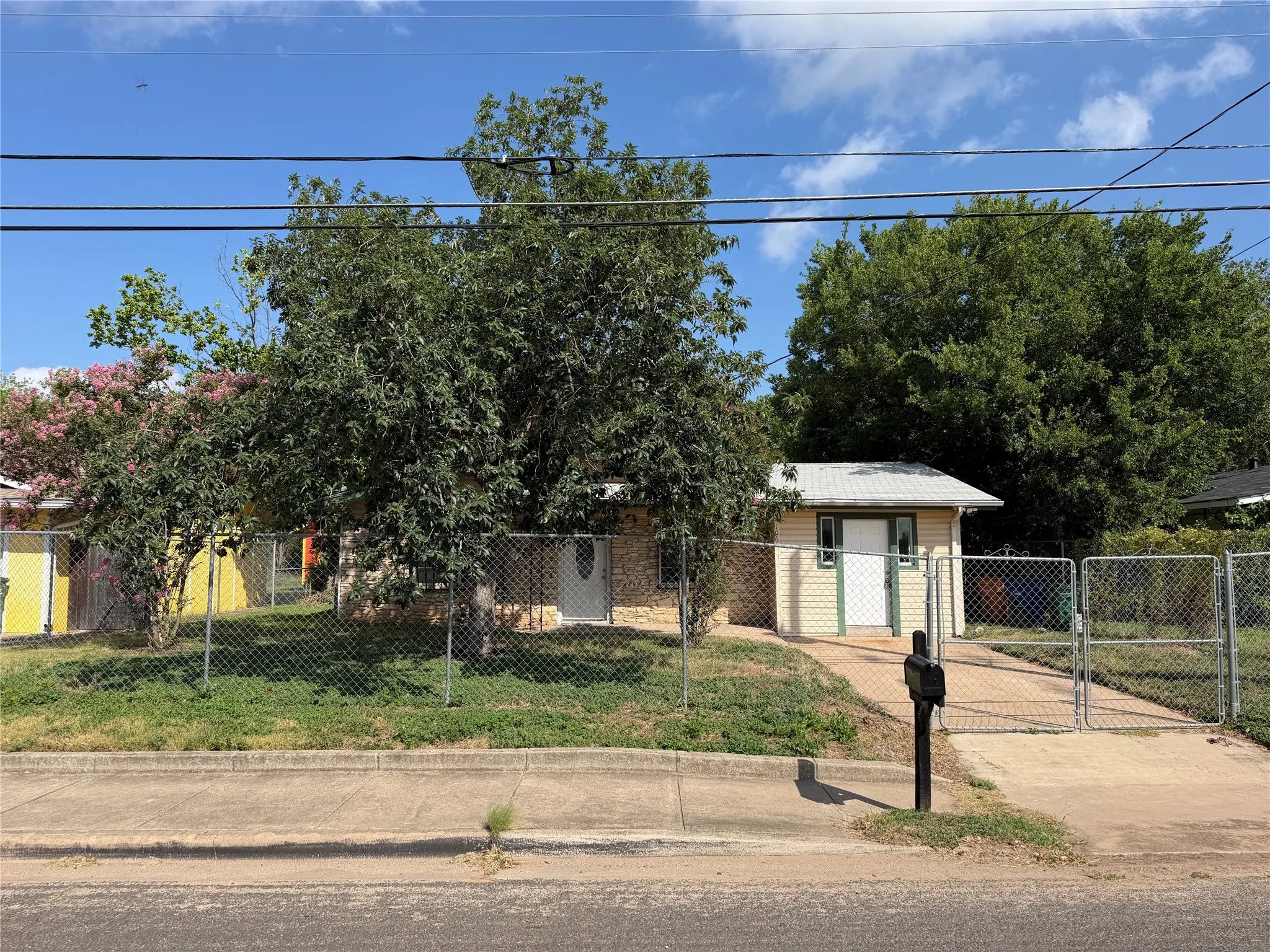 Single Family Residence For Sale in Travis County , 1060 Gardner Road, Austin, Texas 78721, 3 Bedroom, 2 Bathroom, Garage spaces, 1,478 Sqft, built in 1968, mls#21322973, Real Estate Agent in Austin, Homes For Sale in Travis county, Homes For Sale in Austin, Realtor in Austin Texas, Real Estate Brokerage Independent Realty Texas, Luminita Cordes Realtor