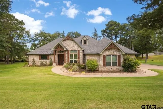 Single Family Residence For Sale in Smith County , 332 Hines Crossing, Bullard, Texas 75757, 3 Bedroom, 2 Bathroom, 2 Garage spaces, 2,539 Sqft, built in 2018, mls#21322975, Real Estate Agent in Bullard, Homes For Sale in Smith county, Homes For Sale in Bullard, Realtor in Bullard Texas, Real Estate Brokerage Independent Realty Texas, Luminita Cordes Realtor